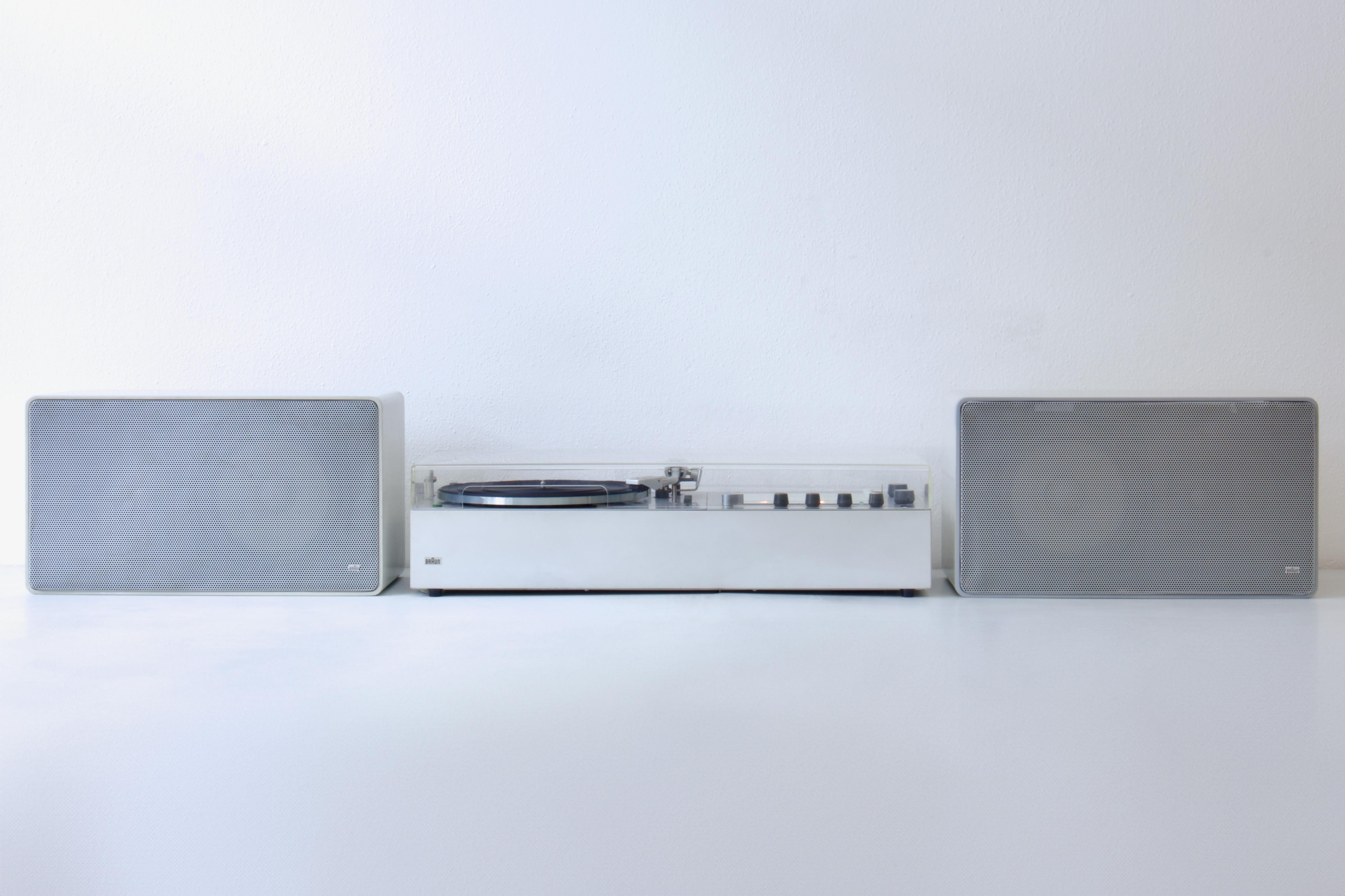 1970s Dieter Rams for Braun HiFi Audio Set Record Player, Amp, Radio, Speakers In Good Condition In Grand Cayman, KY