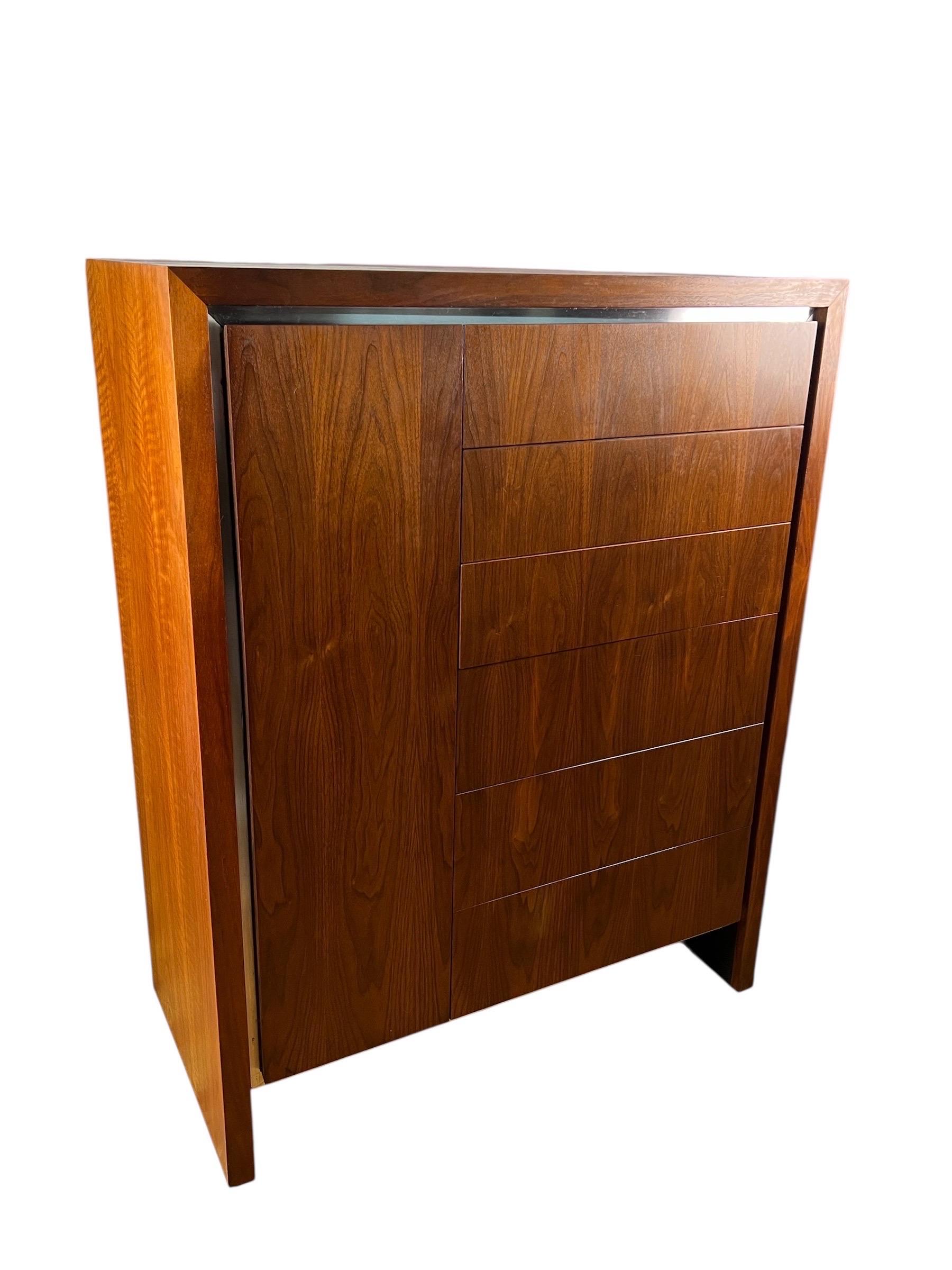 For sale is this beautifully crafted vintage dresser made by Dillingham, featuring a striking walnut wood grain.