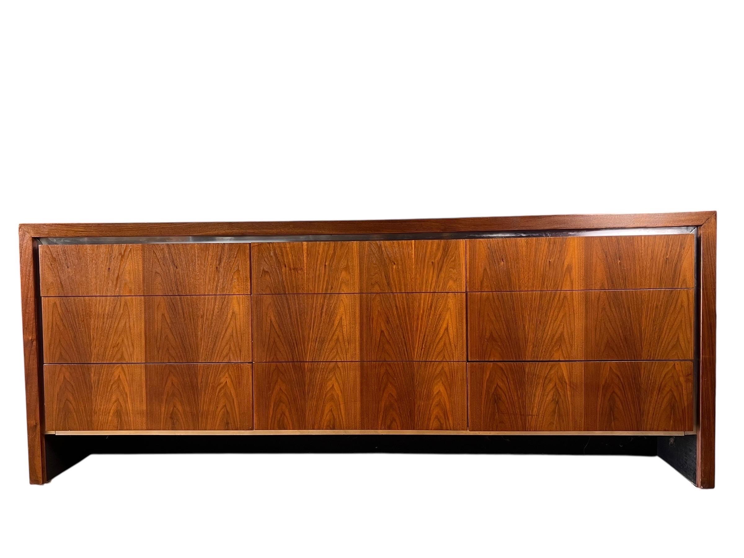 Se vende esta preciosa cómoda vintage fabricada por Dillingham, con un llamativo veteado de madera de nogal.