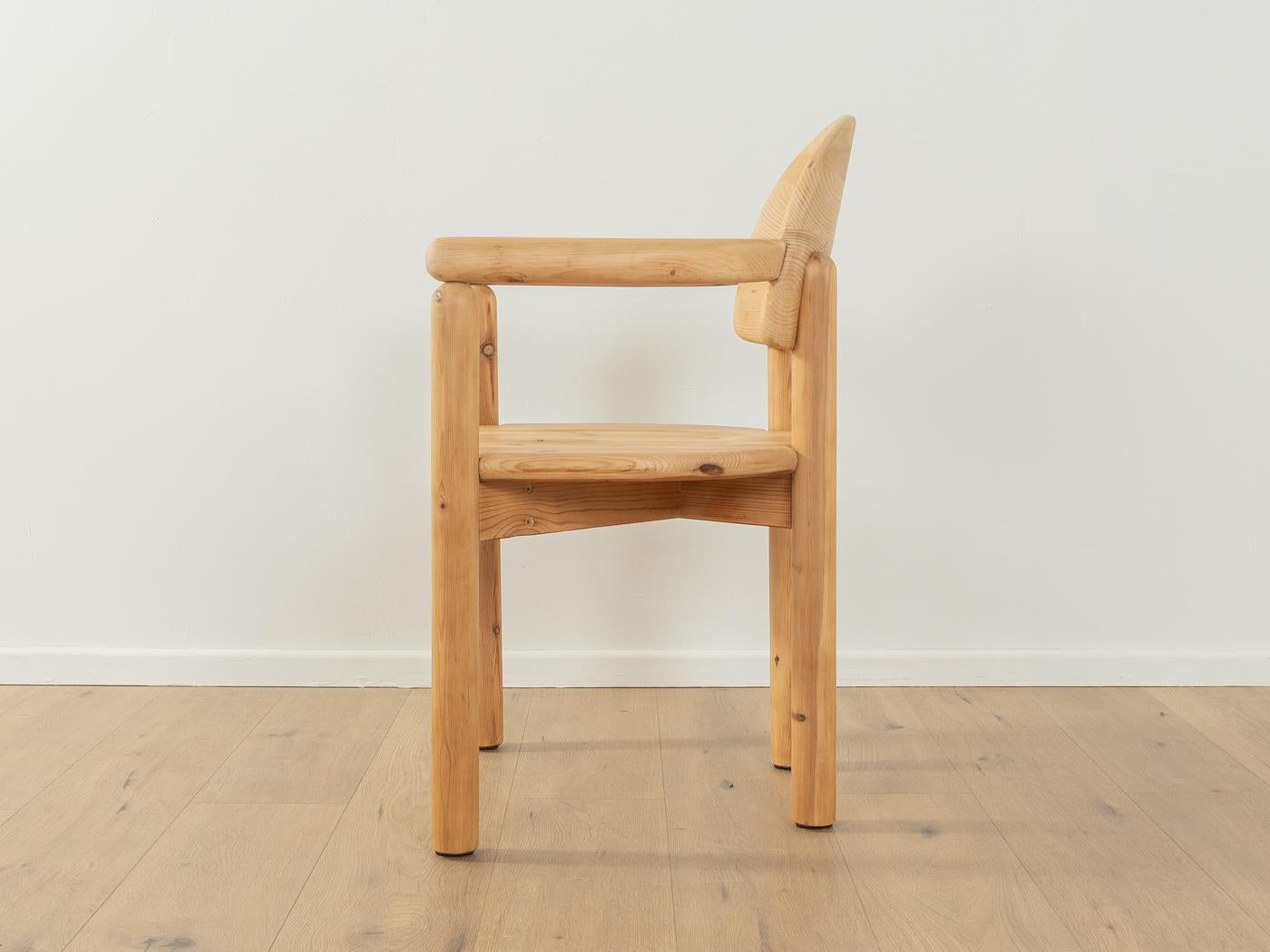 Massivholz-Esszimmerstühle von Rainer Daumiller für Gramrode Møbelfabrik aus den 1970er Jahren. Hochwertiges Gestell, Sitz und Rückenlehne aus massivem Kiefernholz. Das Angebot umfasst 4 Stühle.
 
Perfektes Design: perfekte Proportionen und