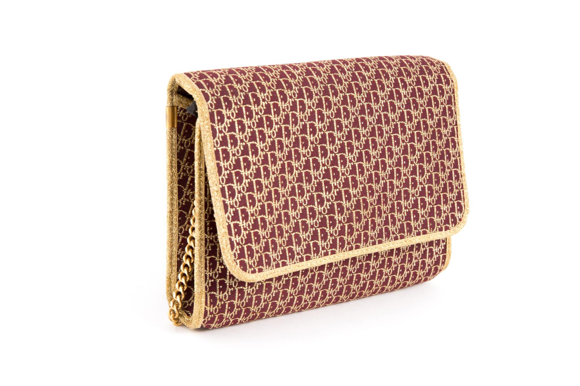 1970s Dior bordeaux and gold-tone lurex Oblique monogram shoulder bag featuring a gold-tone lurex finishing, a front snap opening, a canvas logo pattern, an inside leather leather lining, a gold tone chain shoulder strap, an inside gold tone logo