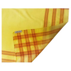 Pañuelo de seda con borde de cuadros de color amarillo anaranjado de la Boutique Dior de los años 70