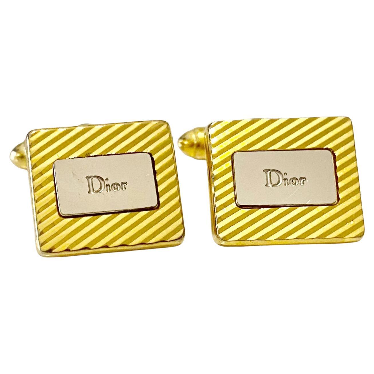 1970 Boutons de manchette Dior en métal doré avec plaque de logo en métal argenté en vente 1
