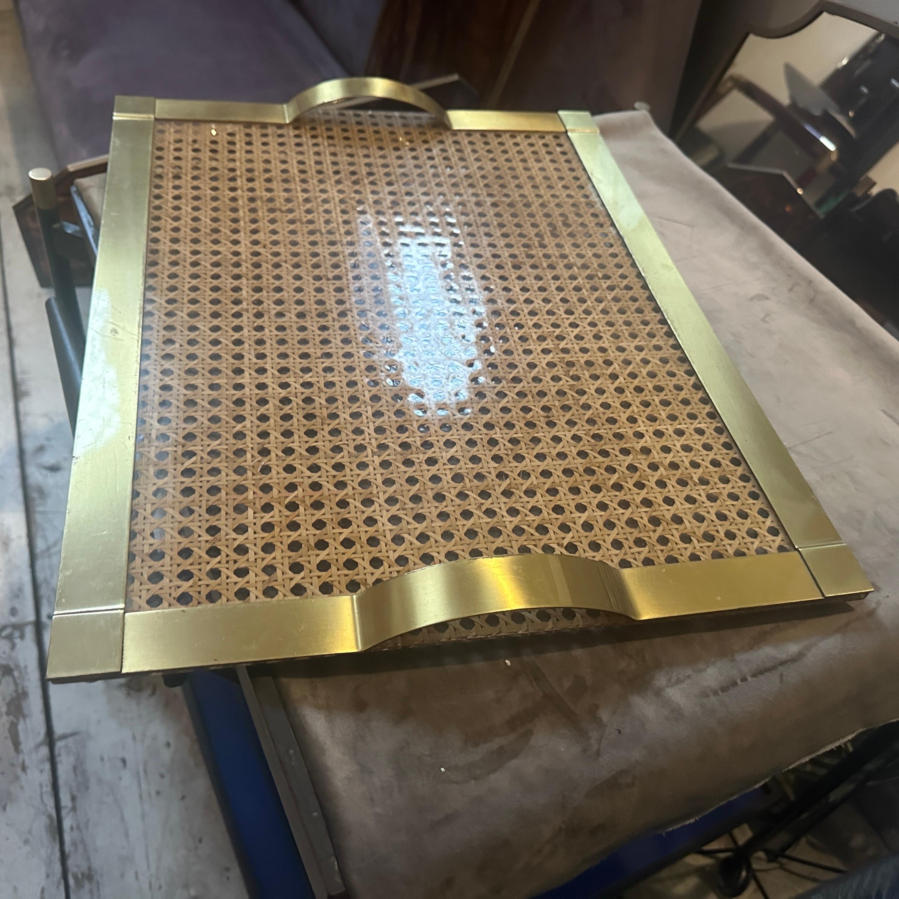 1970er Dior Home Stil Mitte des Jahrhunderts Modern Messing und Wien Stroh Serviertablett (Moderne der Mitte des Jahrhunderts) im Angebot