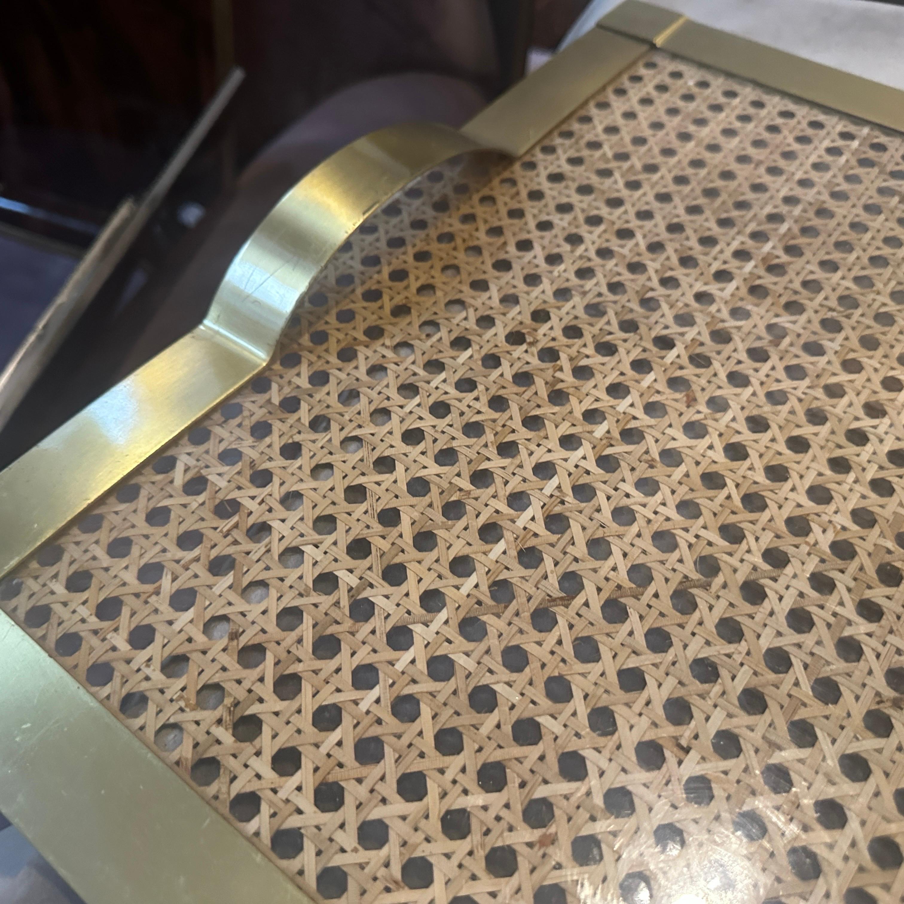 1970er Dior Home Stil Mitte des Jahrhunderts Modern Messing und Wien Stroh Serviertablett im Zustand „Hervorragend“ im Angebot in Aci Castello, IT