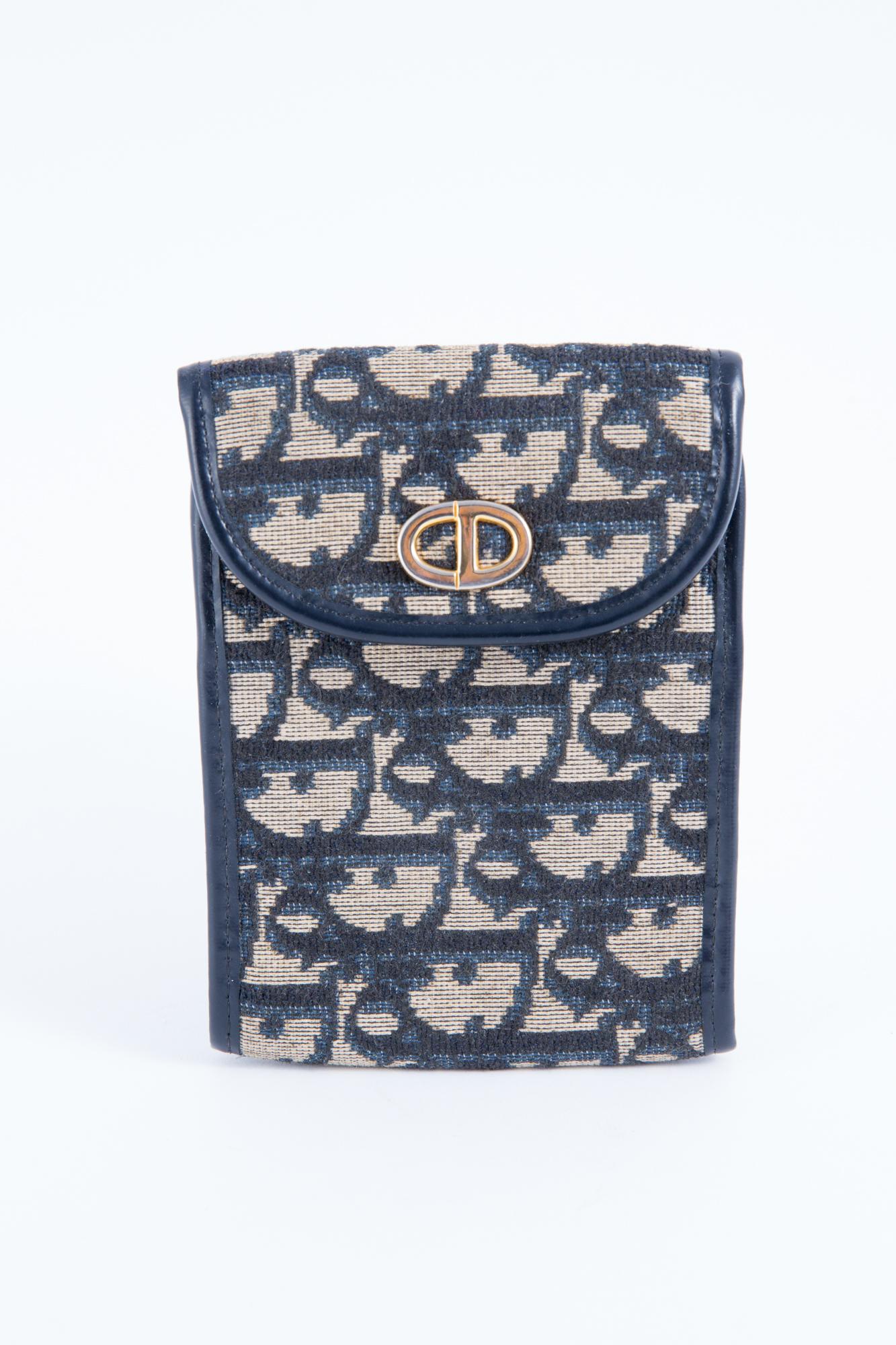1970s Dior navy cotton monogram check book featuring an all over logo pattern, a snap opening, a navy leather piping, an inside leather lining an inside gold tone logo stamp.
Total length closed:11.4in. (29cm)
Width:3.5in. (9cm)
In excellent vintage