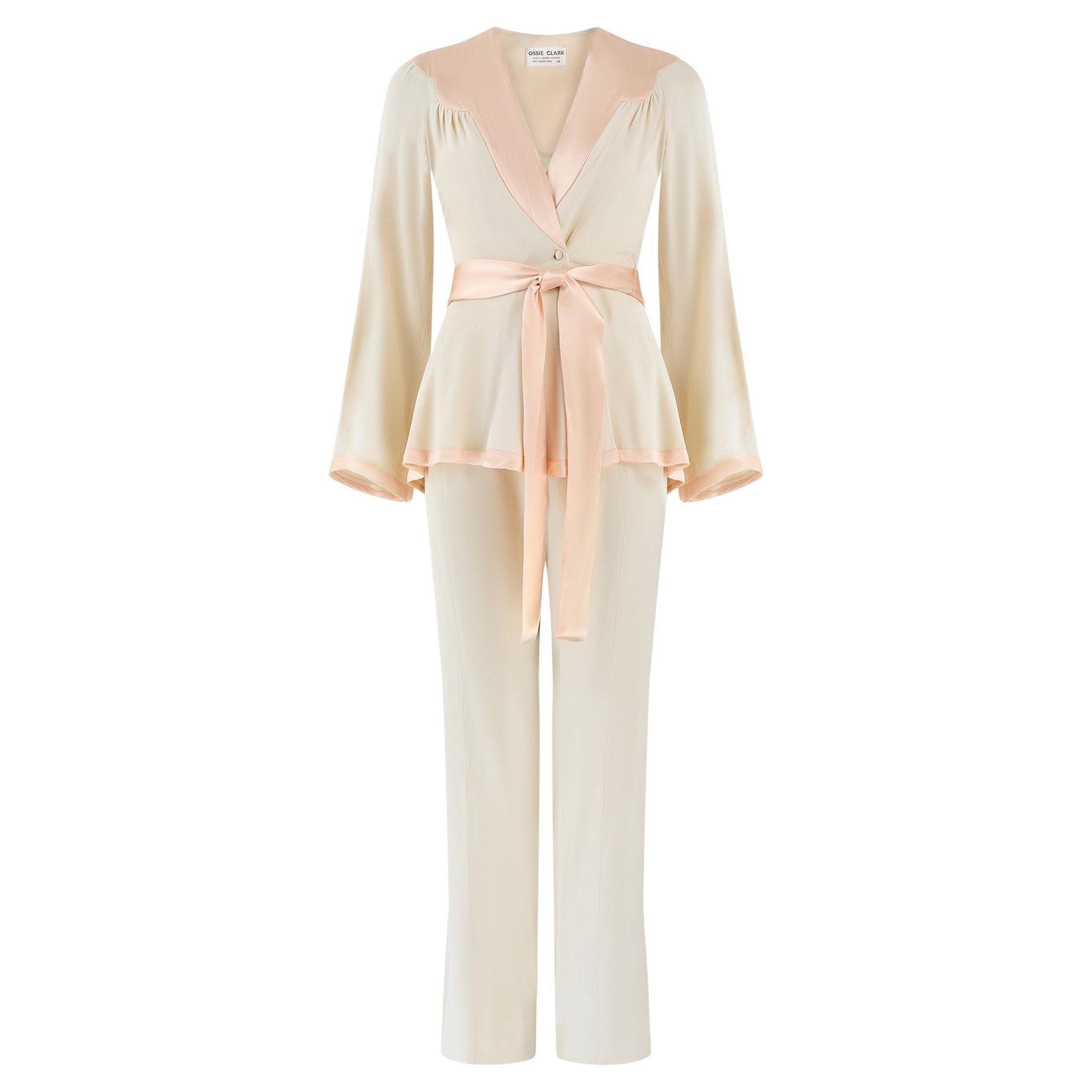 Ossie Clark, documentato negli anni 
70, vestito con pantaloni in crêpe e raso rosa in vendita