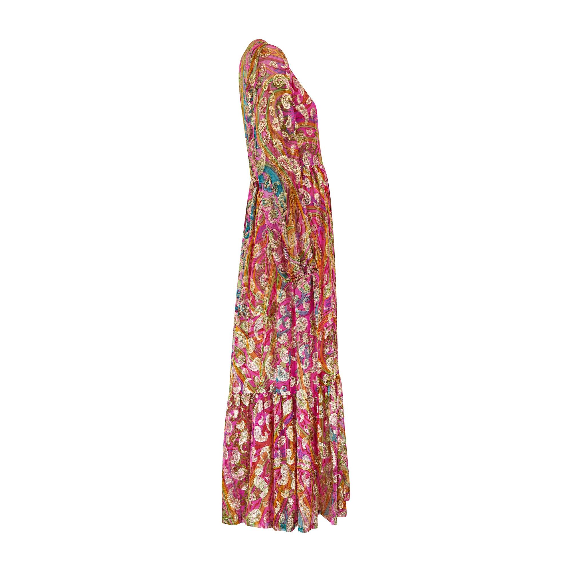 Cette robe longue très glamour est attribuée à la couturière française Paulette Buraud et provient de la collection de prêt-à-porter de l'été 1970.  Une robe presque identique a été photographiée pour le magazine Jours de France, le 2 juin 1970 par