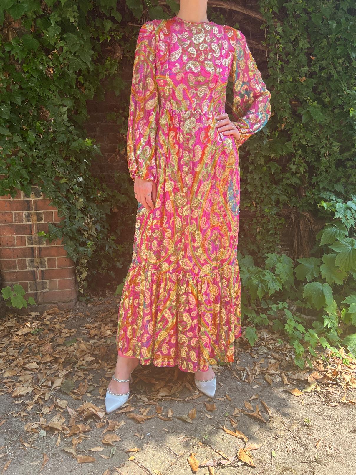 1970s Documentado Paulette Buraud Vestido Paisley de Seda Rosa y Oro 1