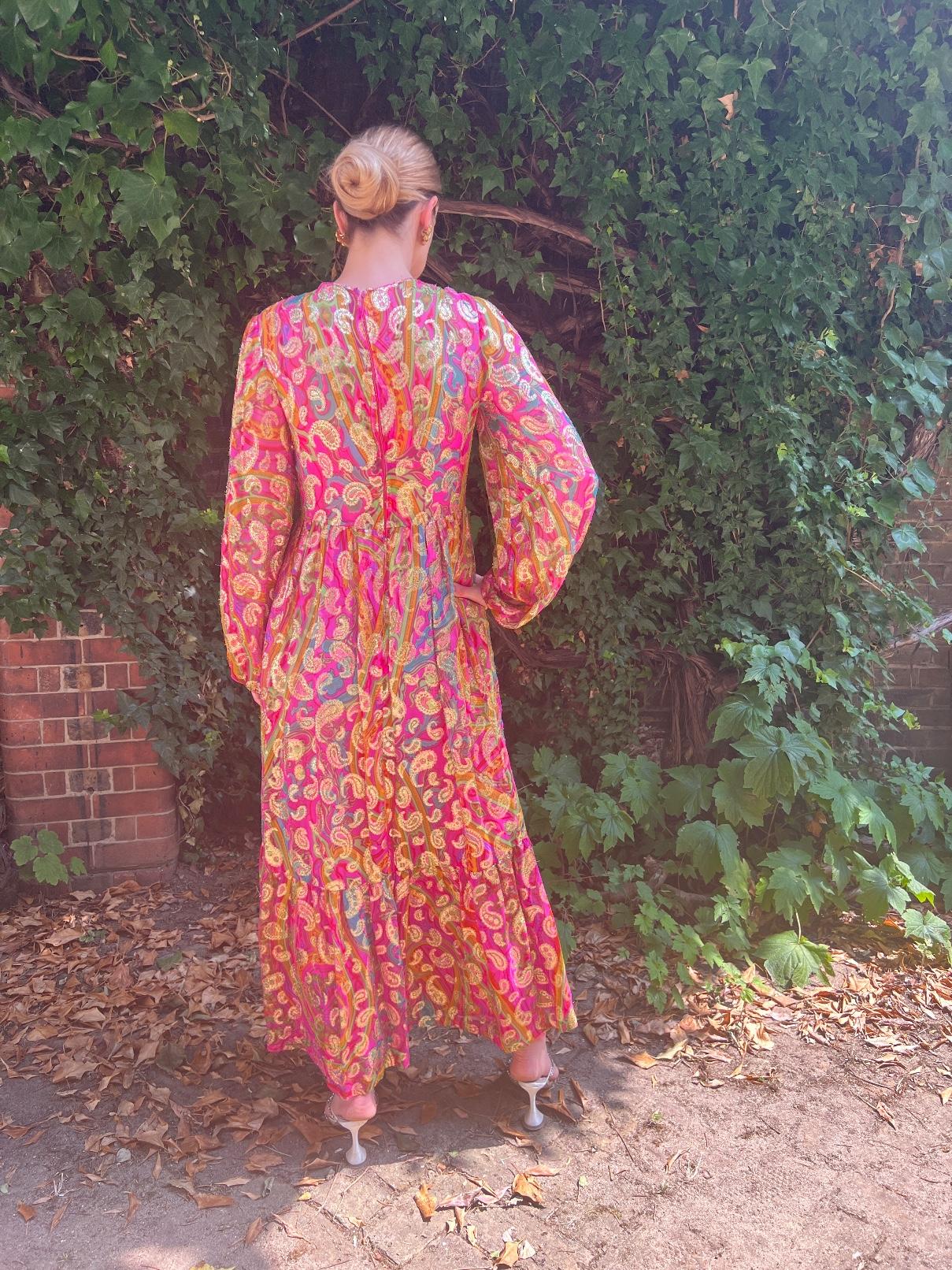 1970s Documentado Paulette Buraud Vestido Paisley de Seda Rosa y Oro 2