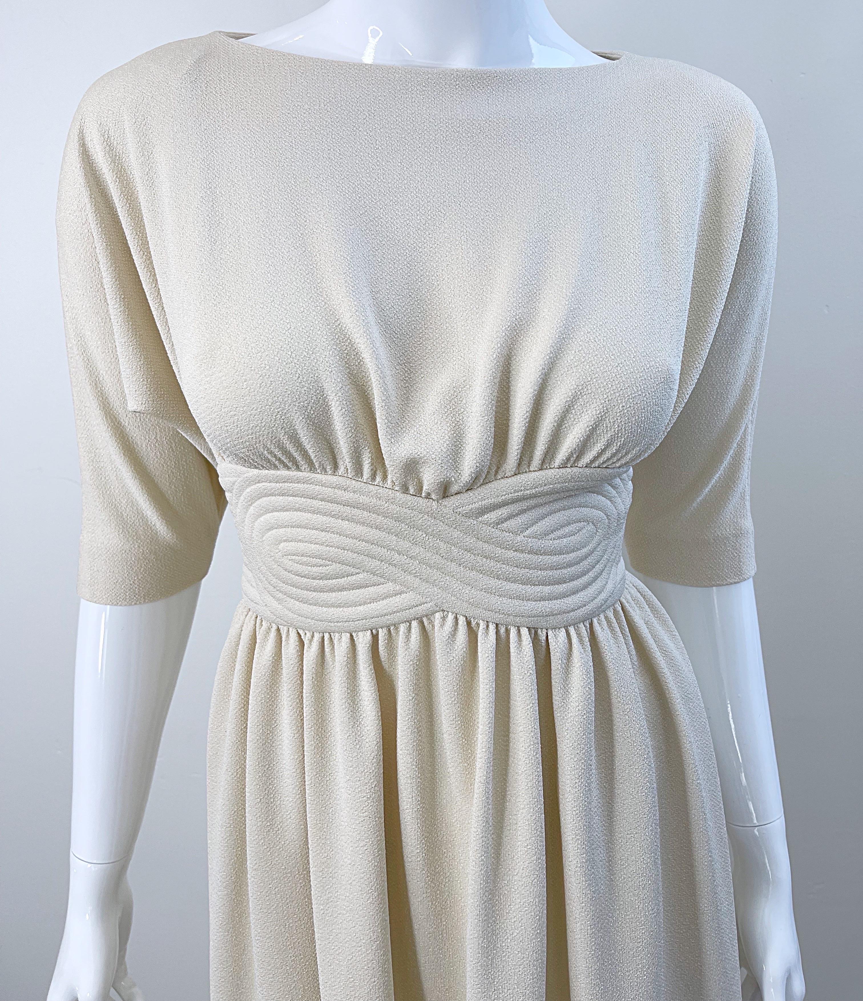 1970s Donald Brooks Size 0 Ivory Off - White 3/4 Sleeves Vintage 70s Crepe Dress For Sale 2
