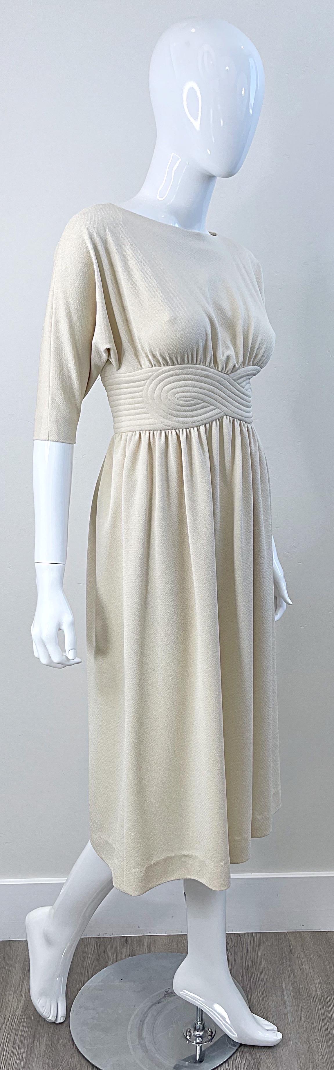 1970s Donald Brooks Size 0 Ivory Off - White 3/4 Sleeves Vintage 70s Crepe Dress For Sale 3