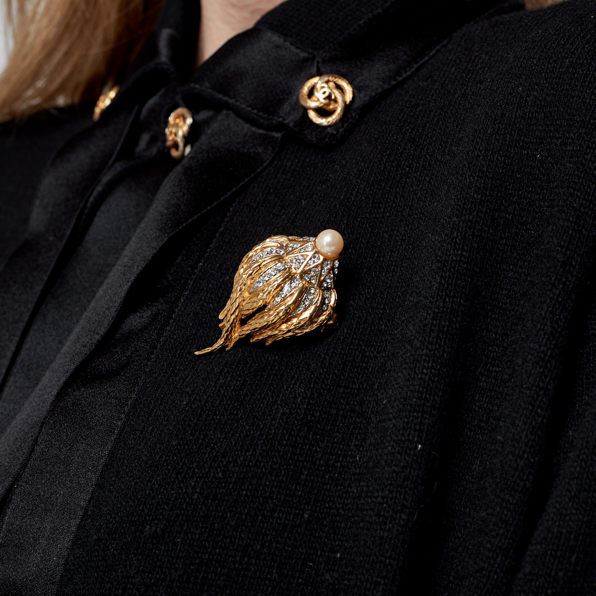 1970 D'Orlan Broche en forme de coquillage incrustée de strass en vente 1