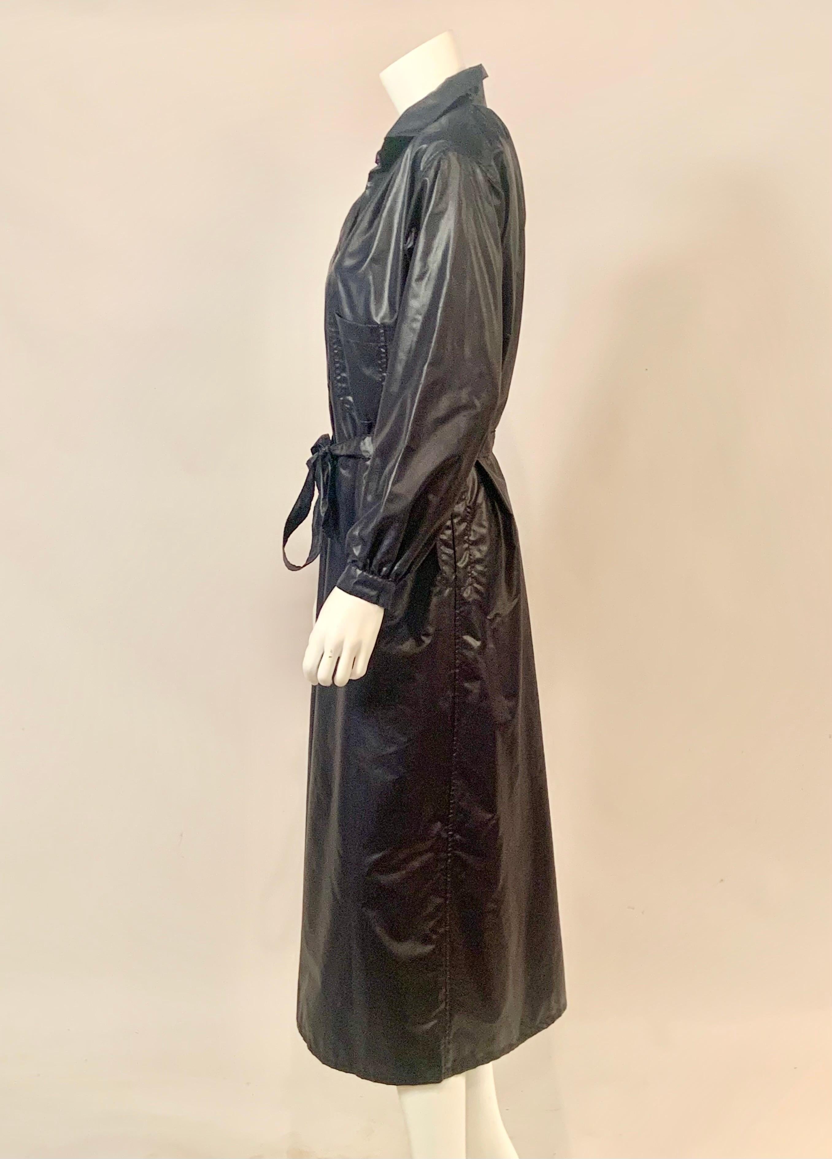 1970's Dorothee Bis Paris Long Navy Blue Rain Slicker Retailed by Henri Bendel In Excellent Condition For Sale In New Hope, PA