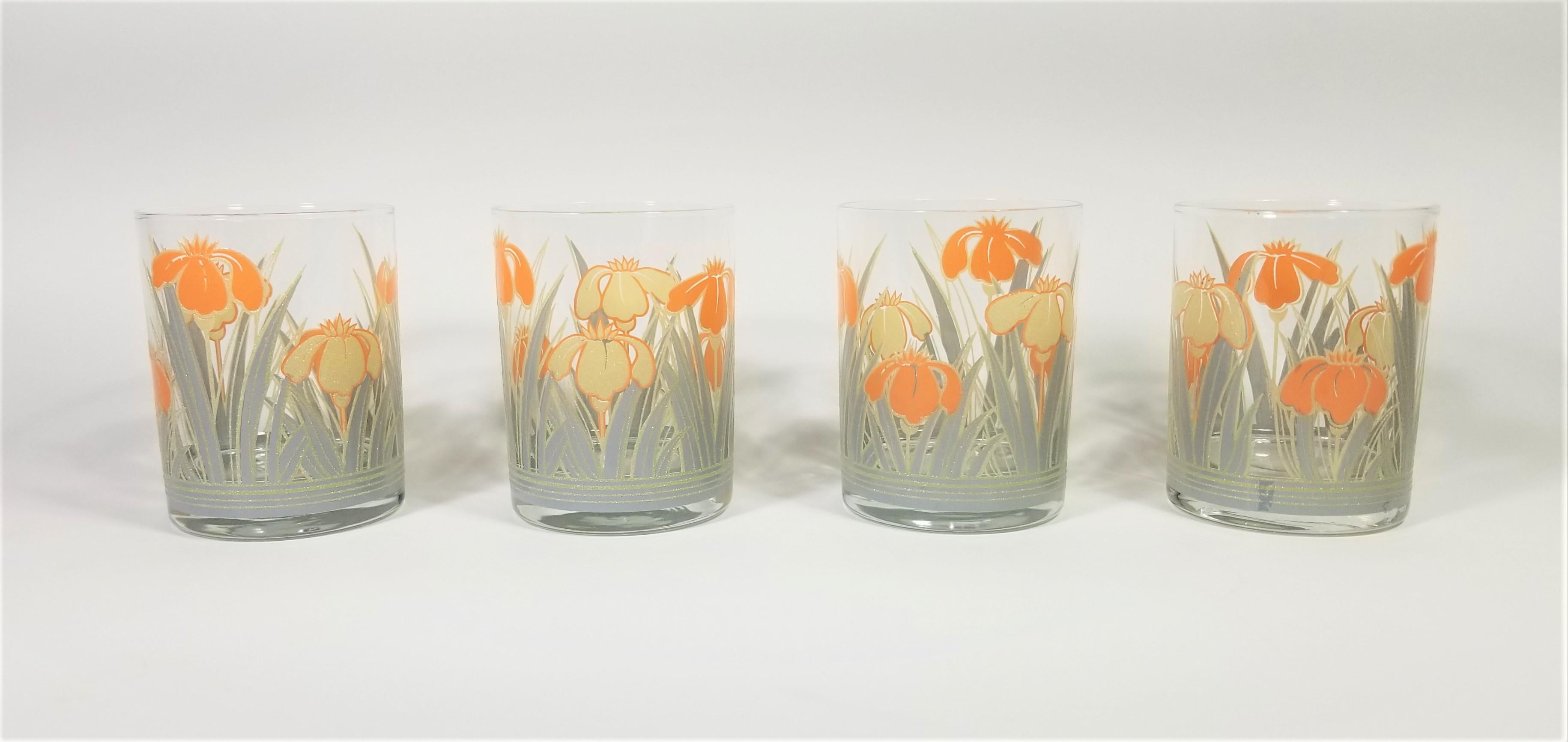 Mid Century 1970s Double Old Fashioned Gläser Glaswaren Barware. Florales emailliertes Design. Eine wunderbare Ergänzung für jede Hausbar oder jeden Barwagen. 
Ausgezeichneter Condit 