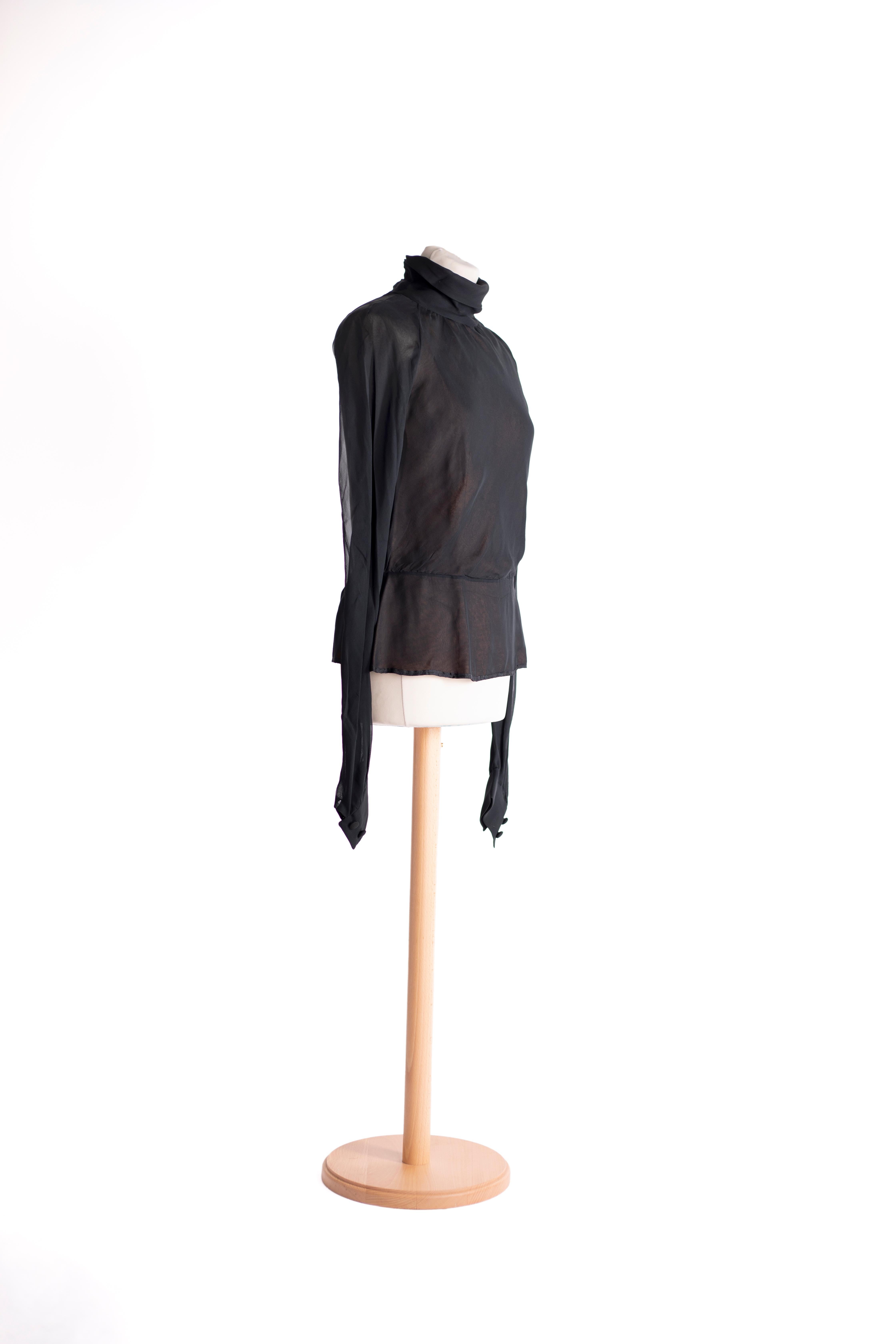 SPECIAL HOLIDAY PRICE: 1970s double silk chiffon blouse, turtleneck, halter sleeve cut. Bodice lined with flesh-colored fabric.

SIZE IT: 42
SIZE USA: 8

MEASURES:
Waist: 90 cm
Length: 63 cm
Bust: 100 cm



Returns are not accepted