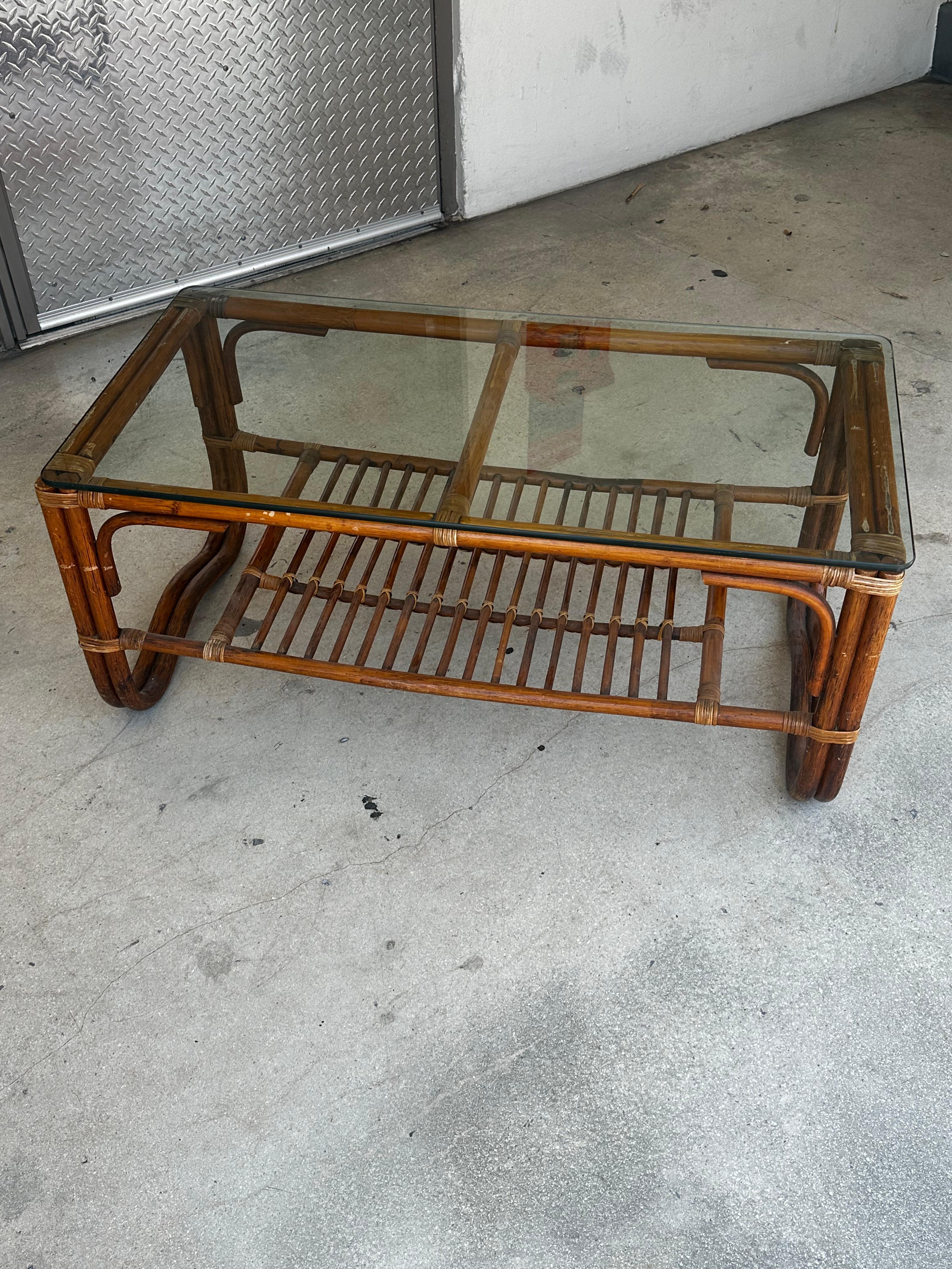 Mesa baja de cristal de ratán de dos pisos de los años 70 en venta 3