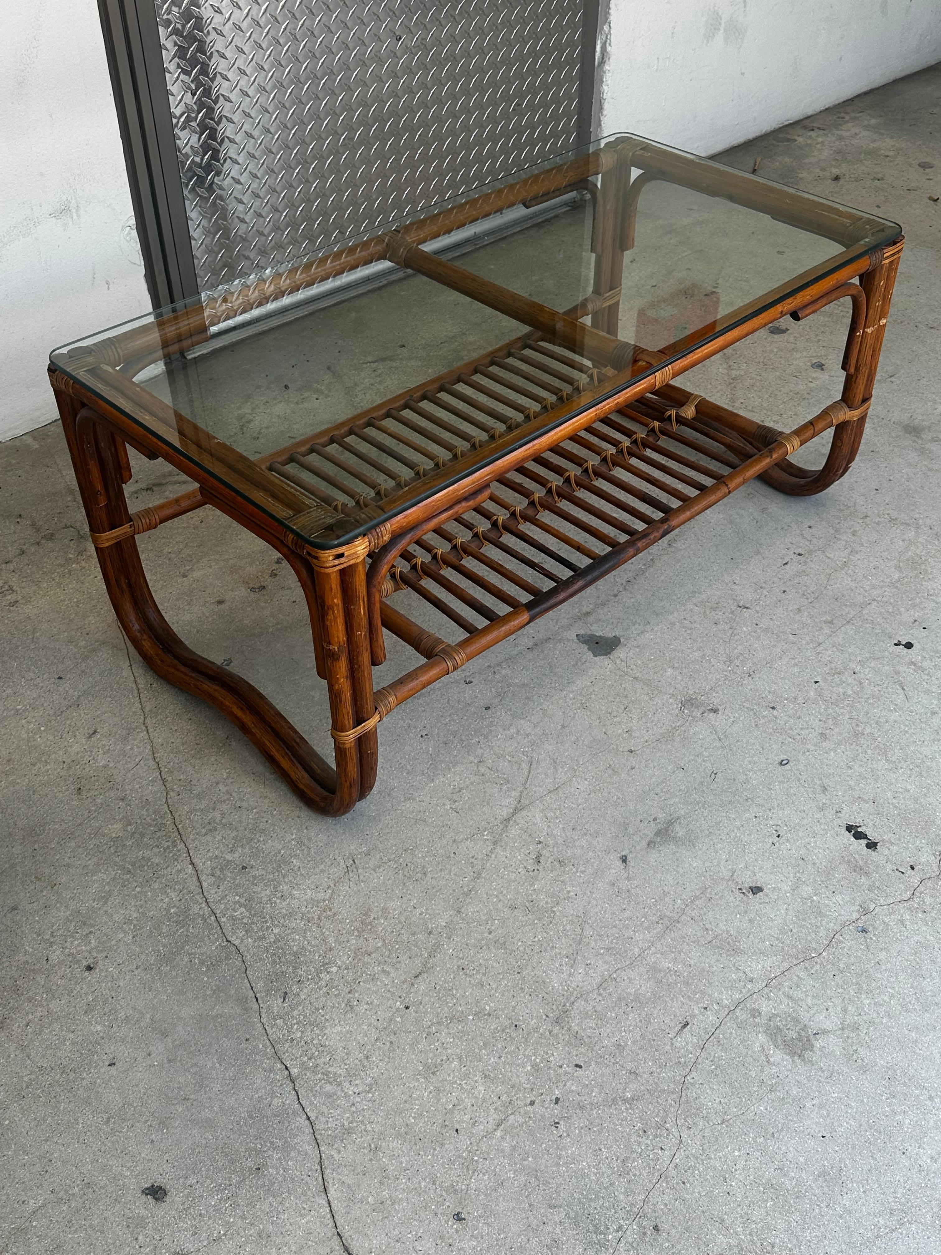 Mesa baja de cristal de ratán de dos pisos de los años 70 Filipino en venta