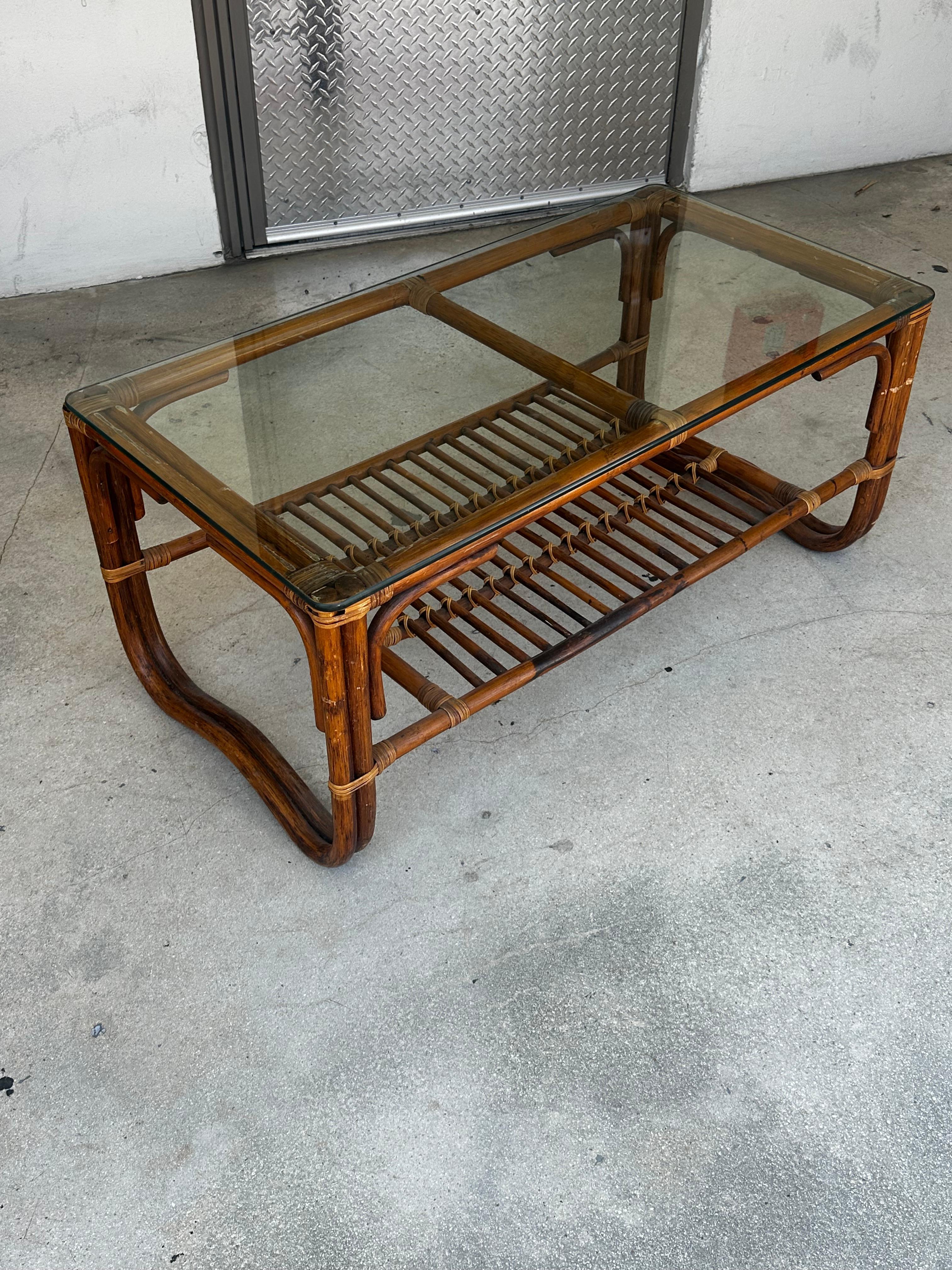 Mesa baja de cristal de ratán de dos pisos de los años 70 en Bueno estado para la venta en Fort Lauderdale, FL