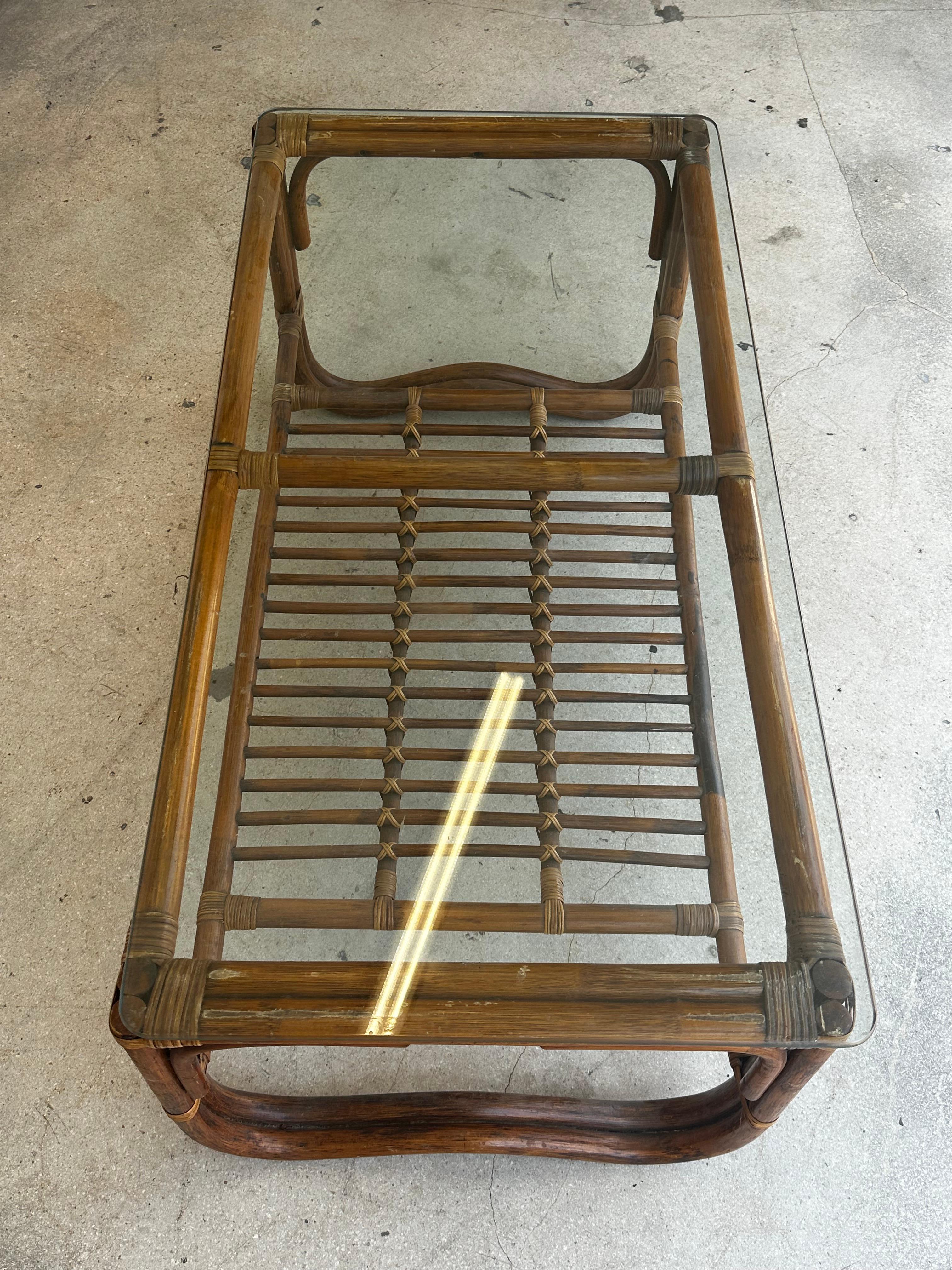 Mesa baja de cristal de ratán de dos pisos de los años 70 finales del siglo XX en venta