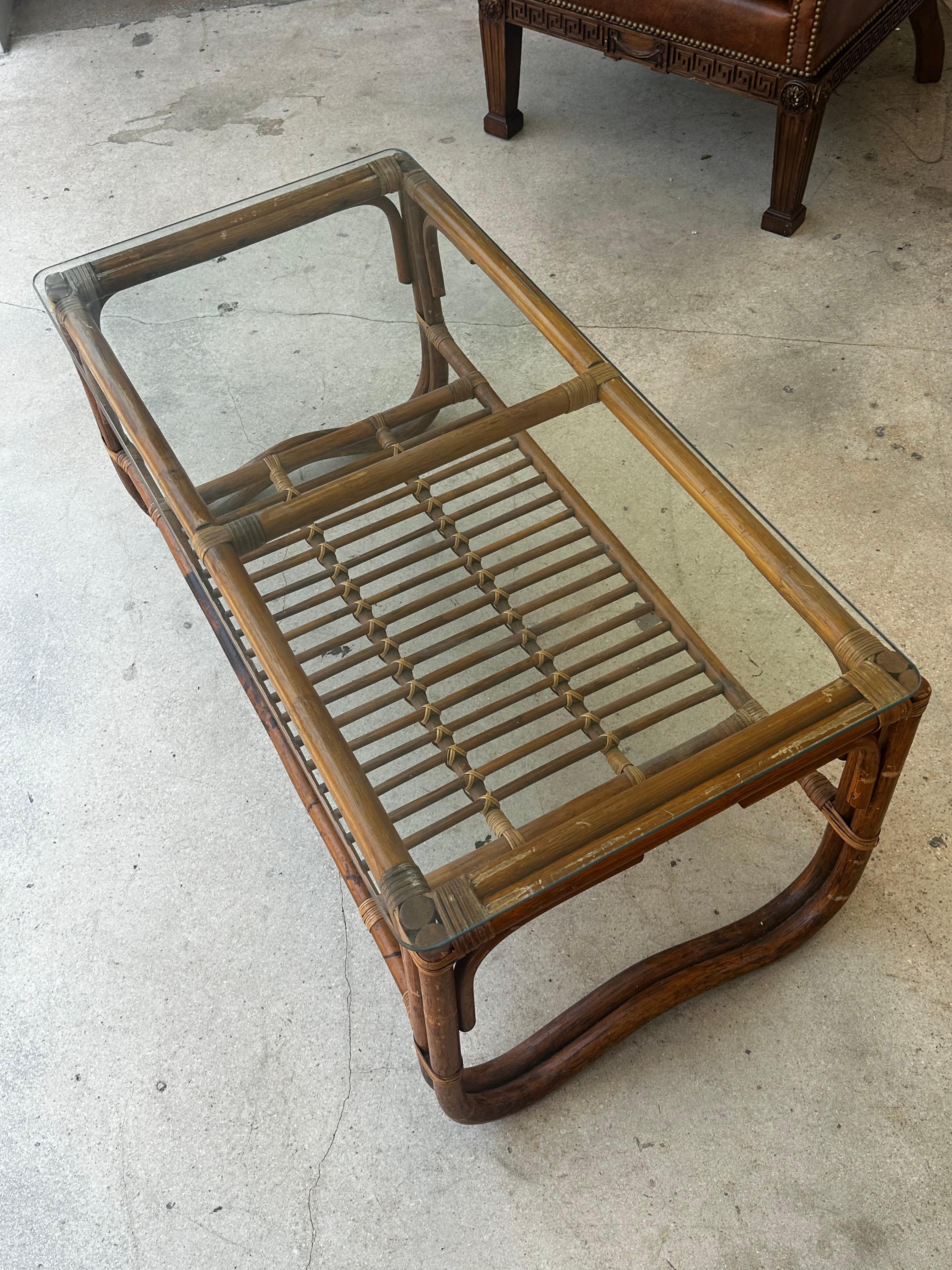Mesa baja de cristal de ratán de dos pisos de los años 70 Ratán en venta