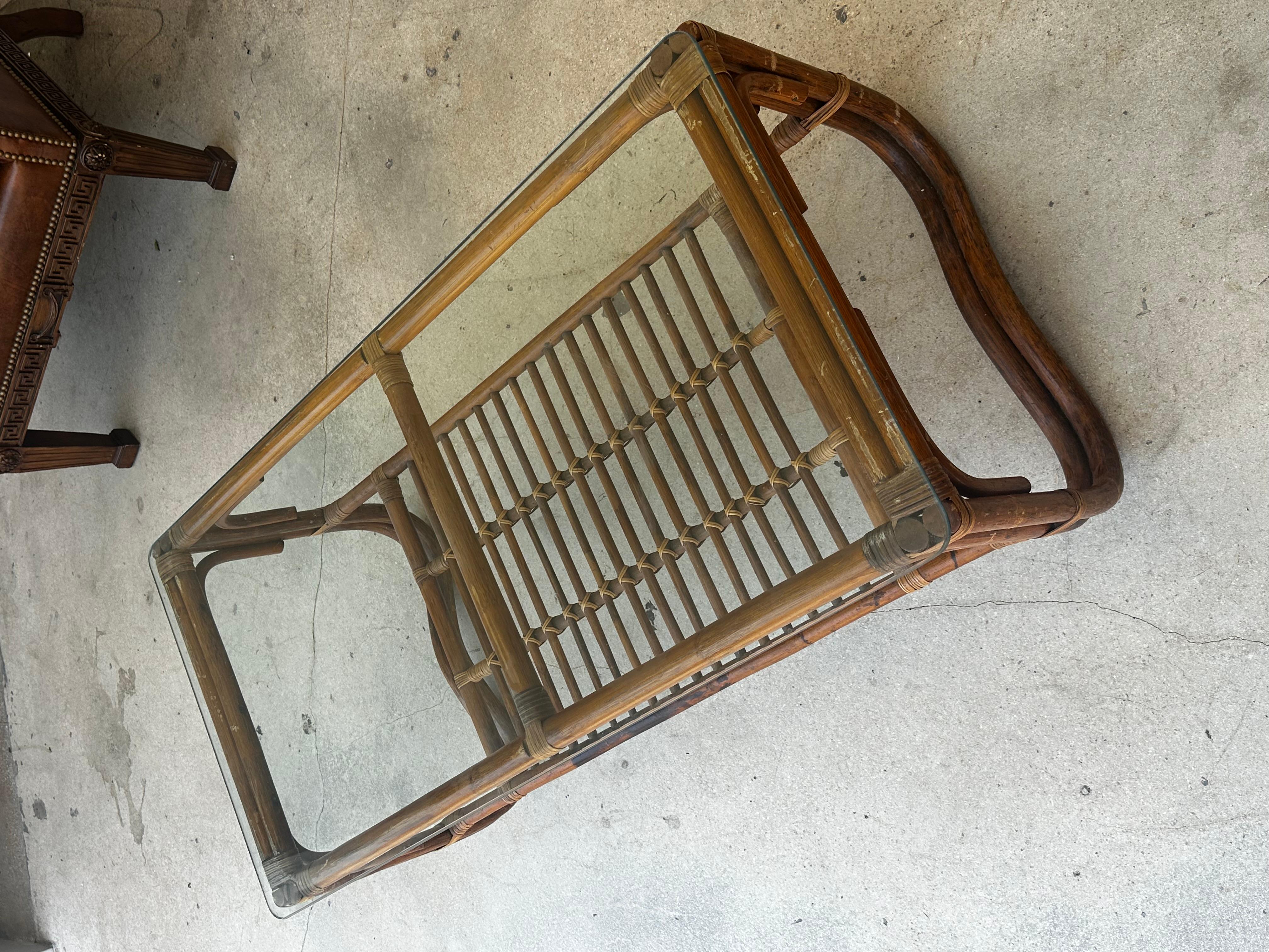 Rattan Tavolino da caffè in rattan a due piani in vetro degli anni '70 in vendita
