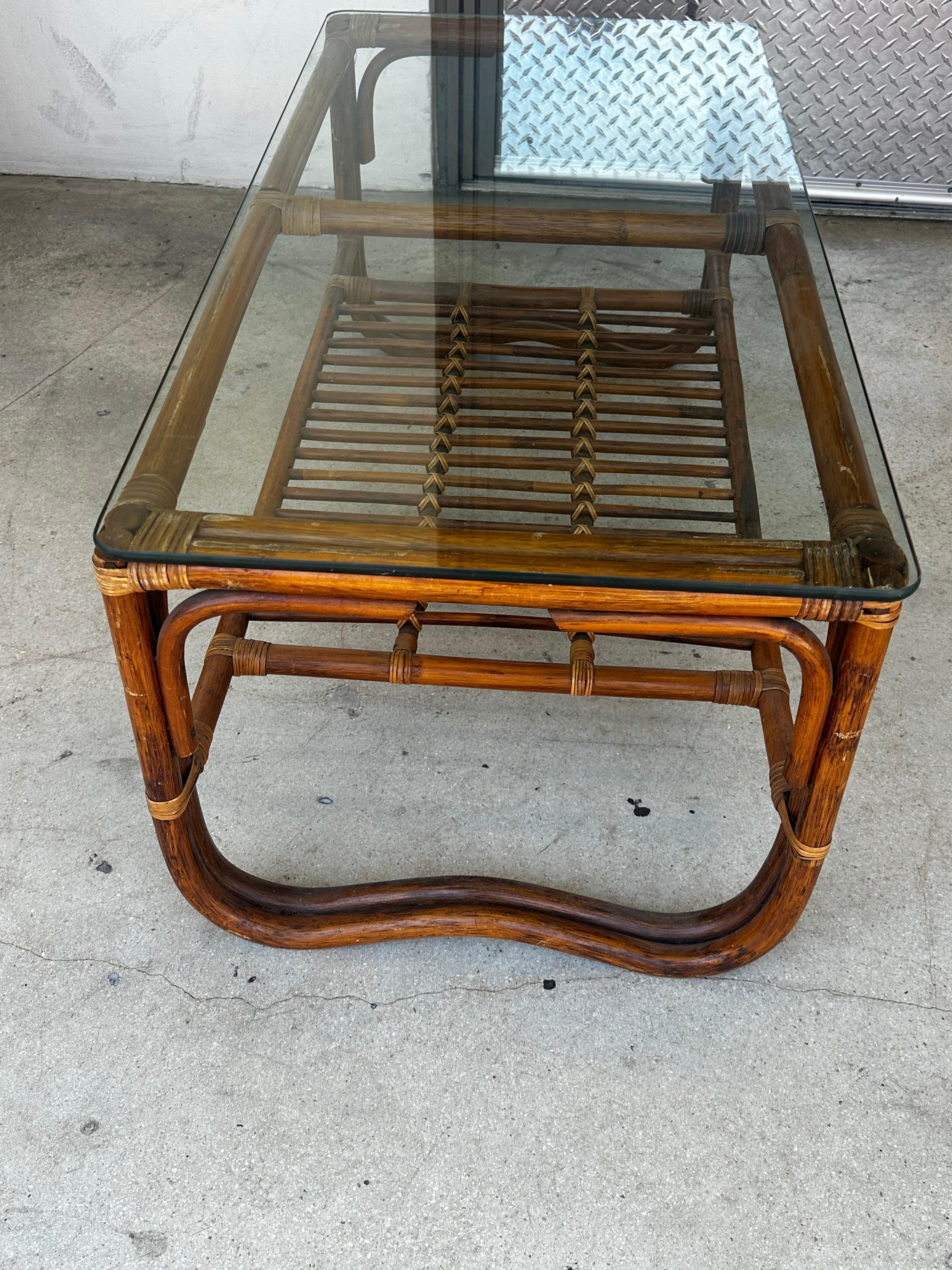Mesa baja de cristal de ratán de dos pisos de los años 70 en venta 1