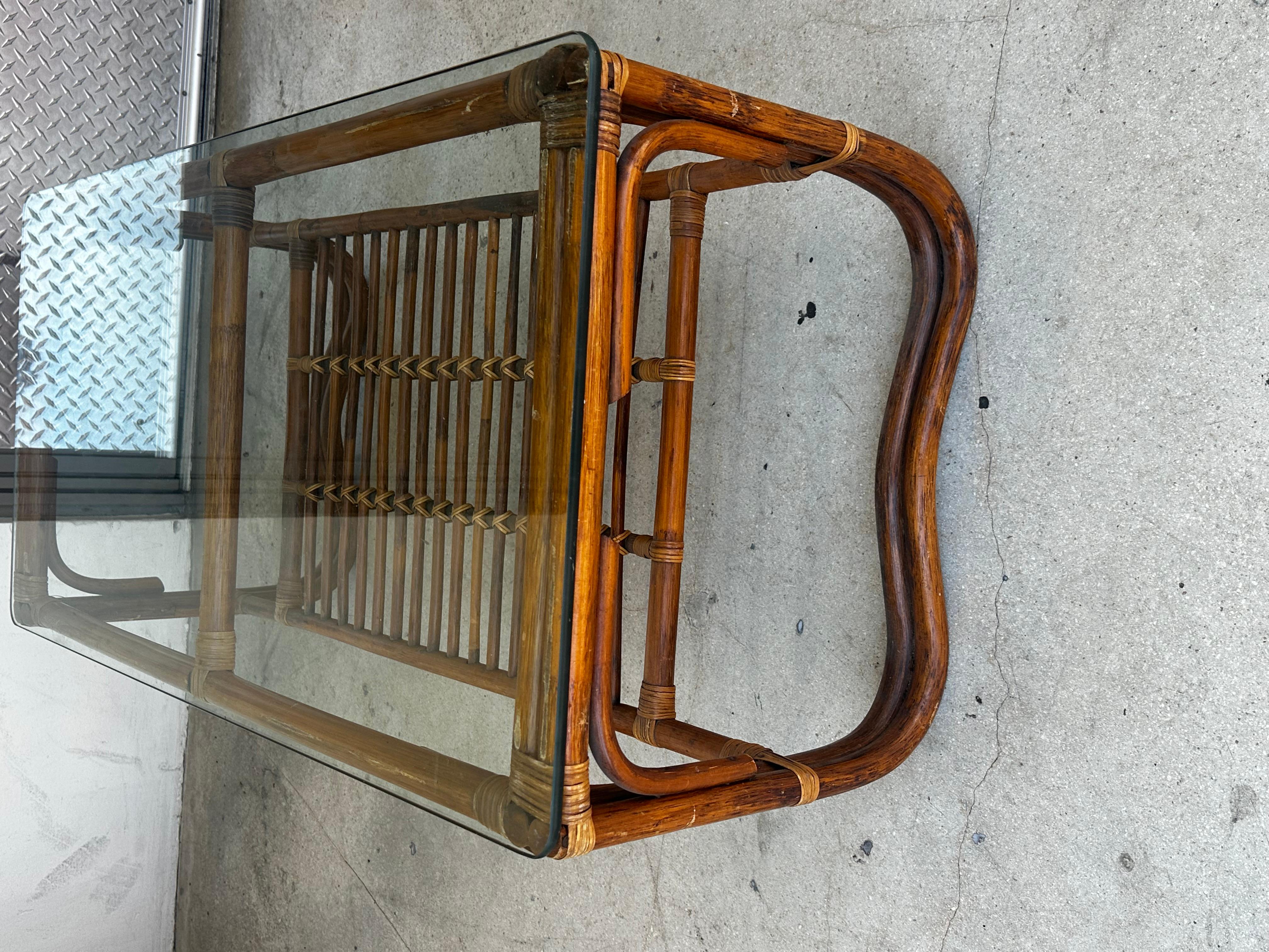 Tavolino da caffè in rattan a due piani in vetro degli anni '70 in vendita 1