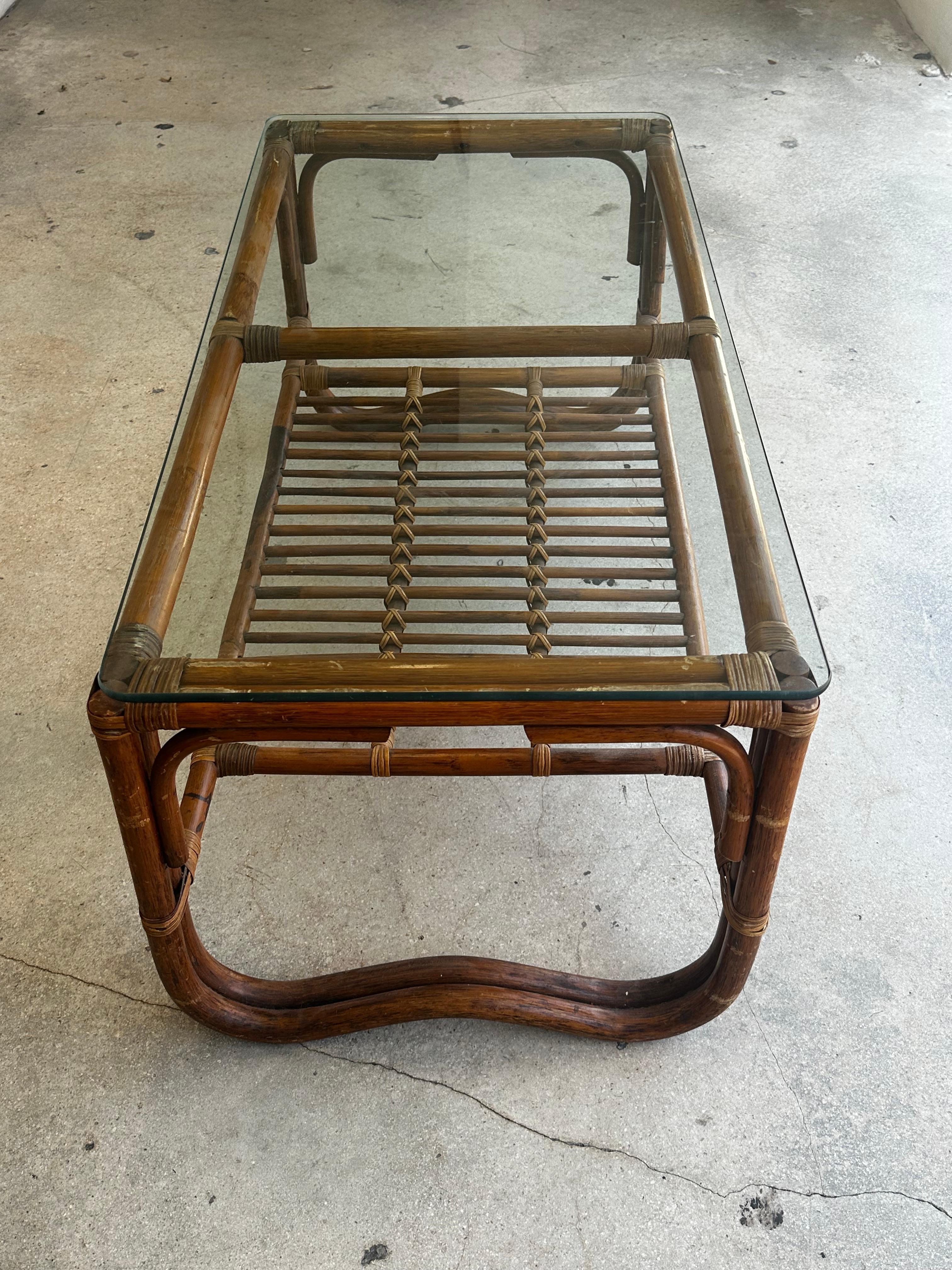 Mesa baja de cristal de ratán de dos pisos de los años 70 en venta 2