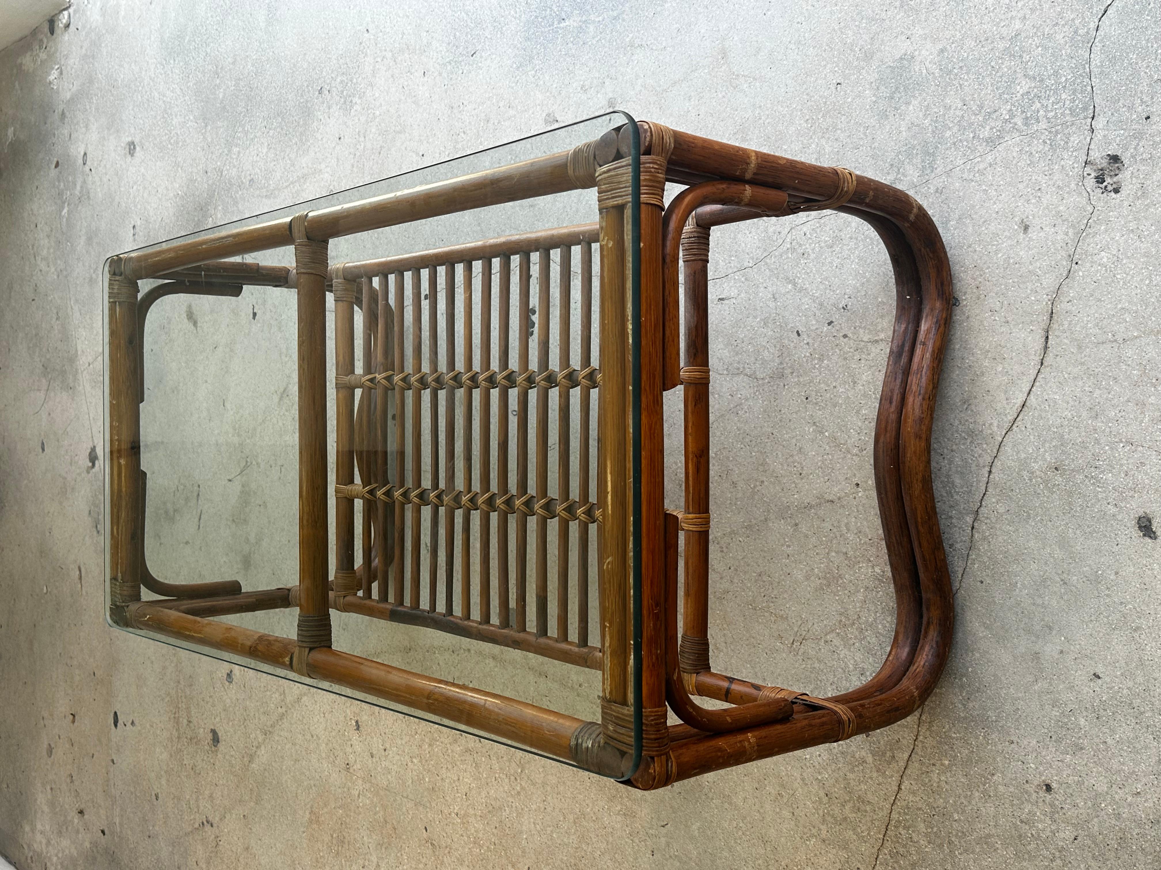 Tavolino da caffè in rattan a due piani in vetro degli anni '70 in vendita 2