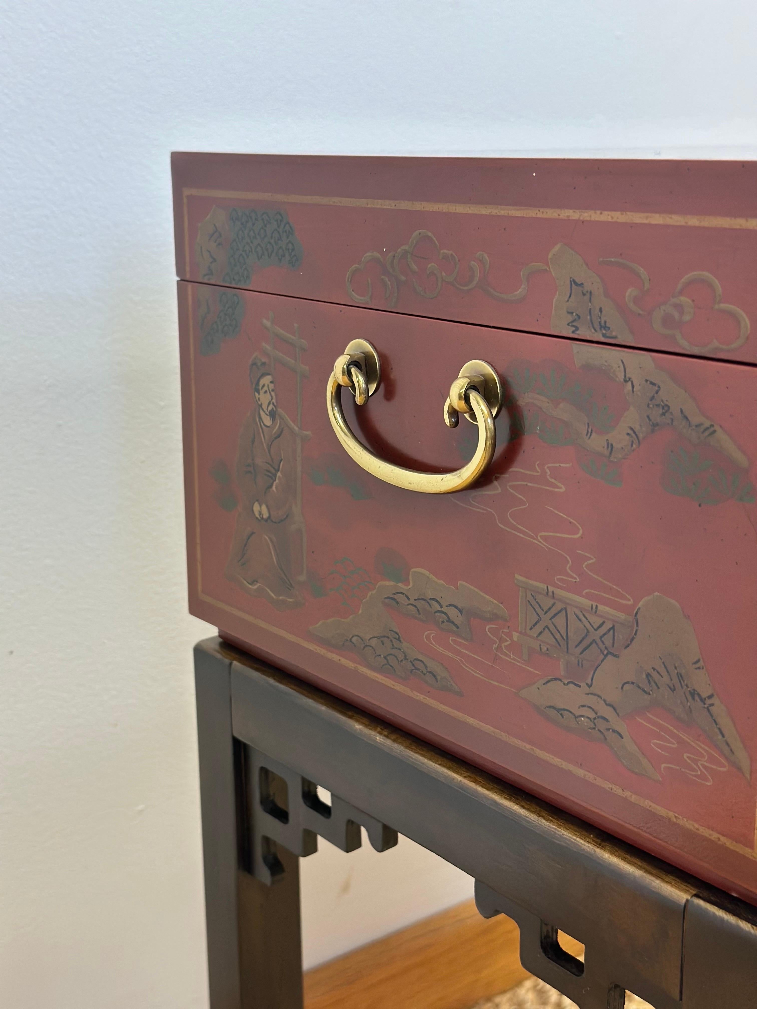 Cassapanca in ottone e lacca rossa Drexel Chinoiserie degli anni '70 su supporto in vendita 3