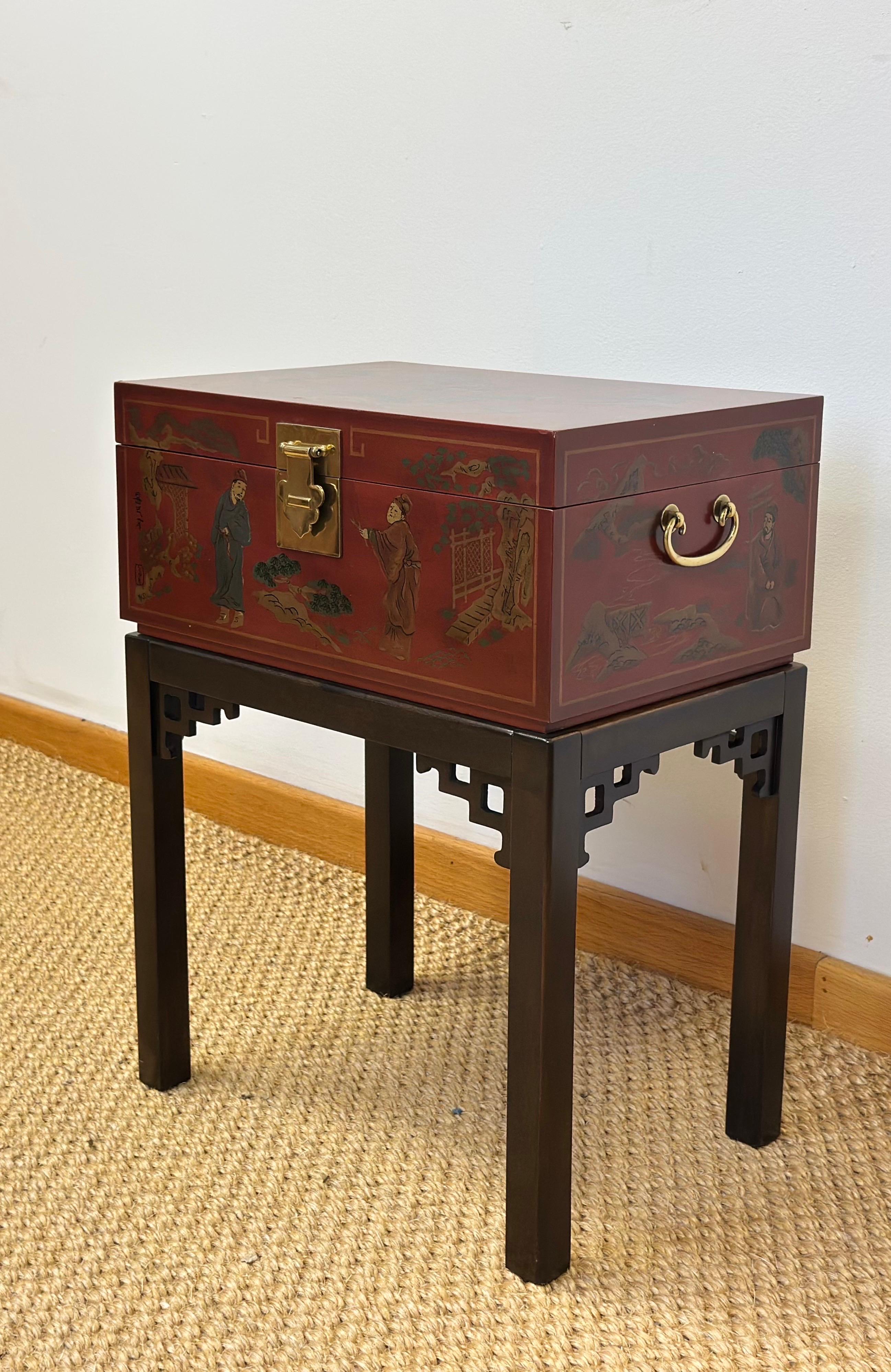 Americano Cassapanca in ottone e lacca rossa Drexel Chinoiserie degli anni '70 su supporto in vendita