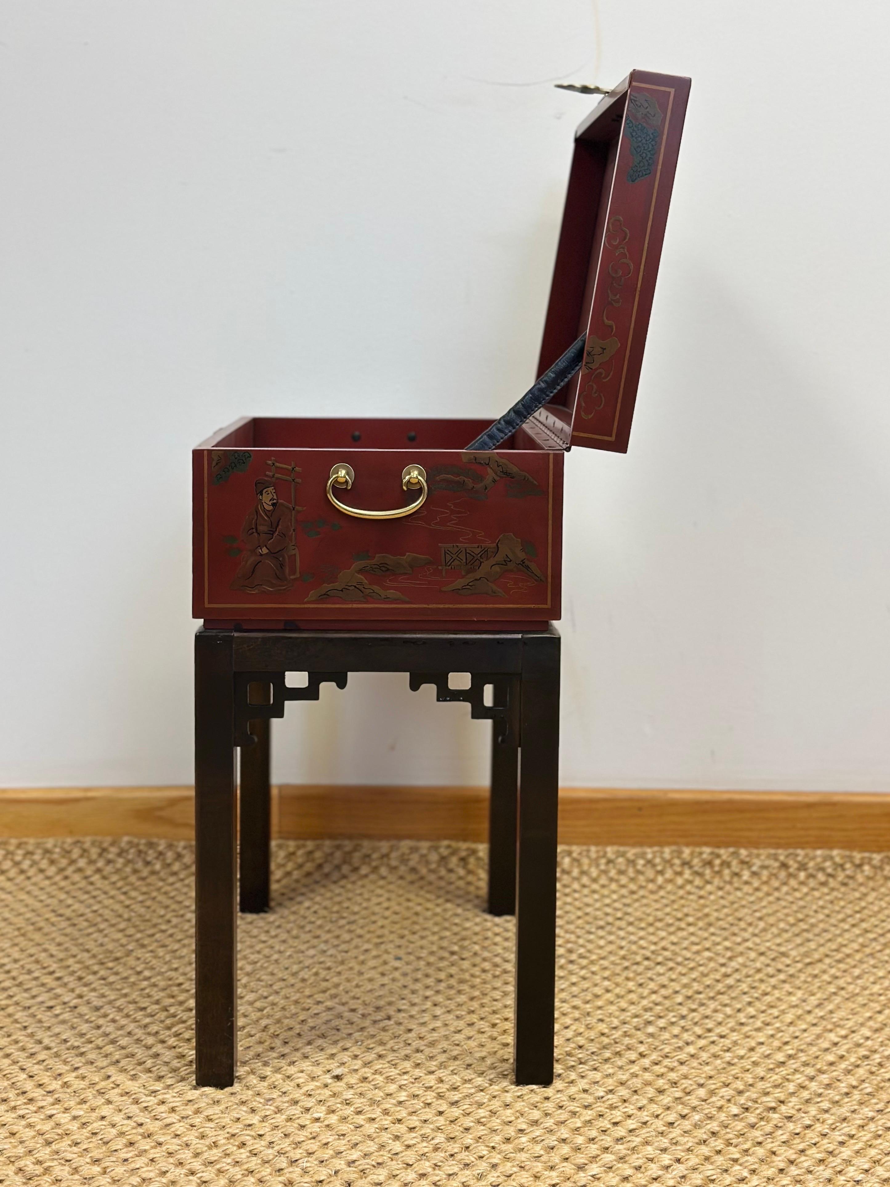 Cassapanca in ottone e lacca rossa Drexel Chinoiserie degli anni '70 su supporto In condizioni buone in vendita a Farmington Hills, MI