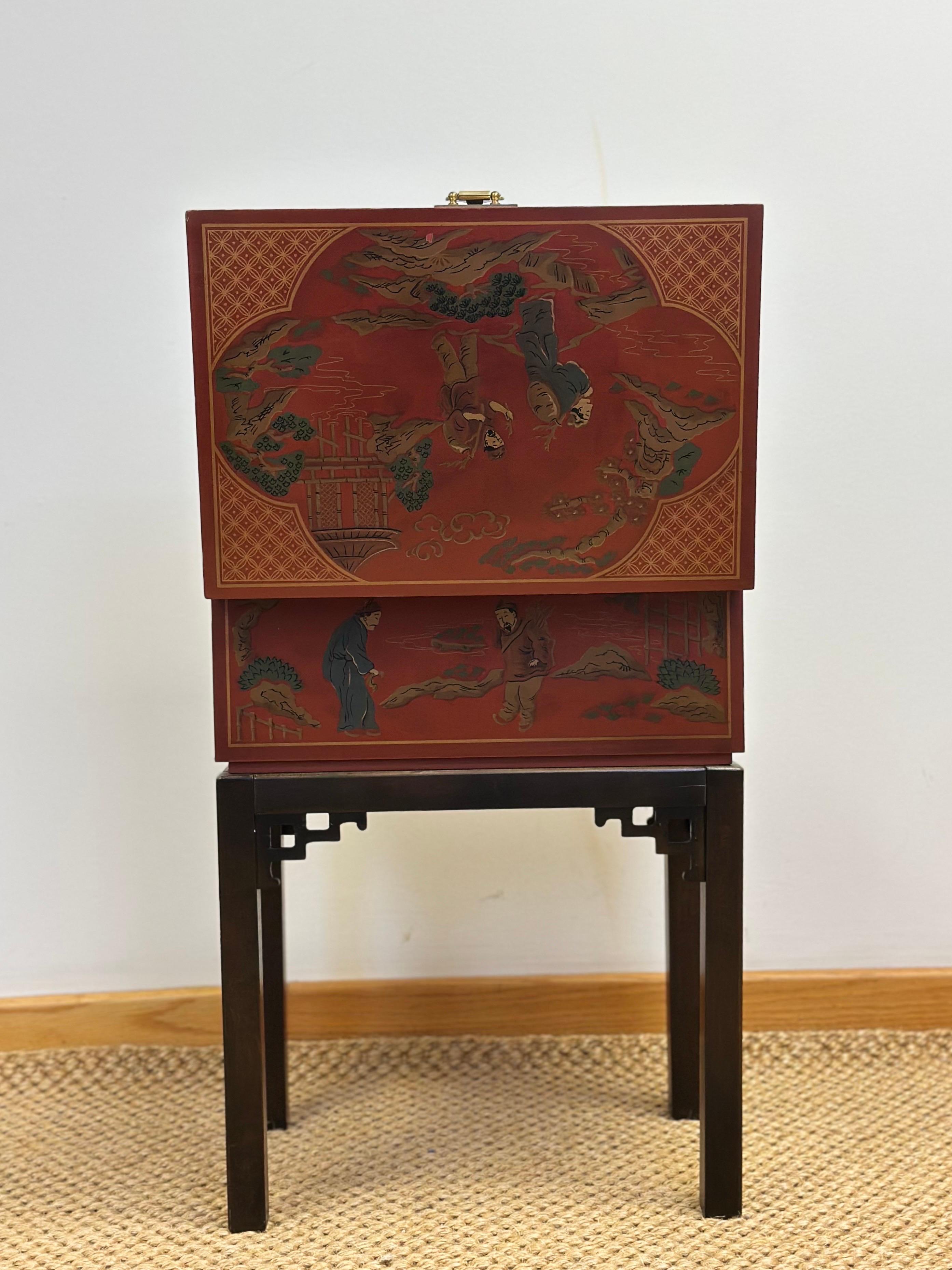 Legno massiccio Cassapanca in ottone e lacca rossa Drexel Chinoiserie degli anni '70 su supporto in vendita