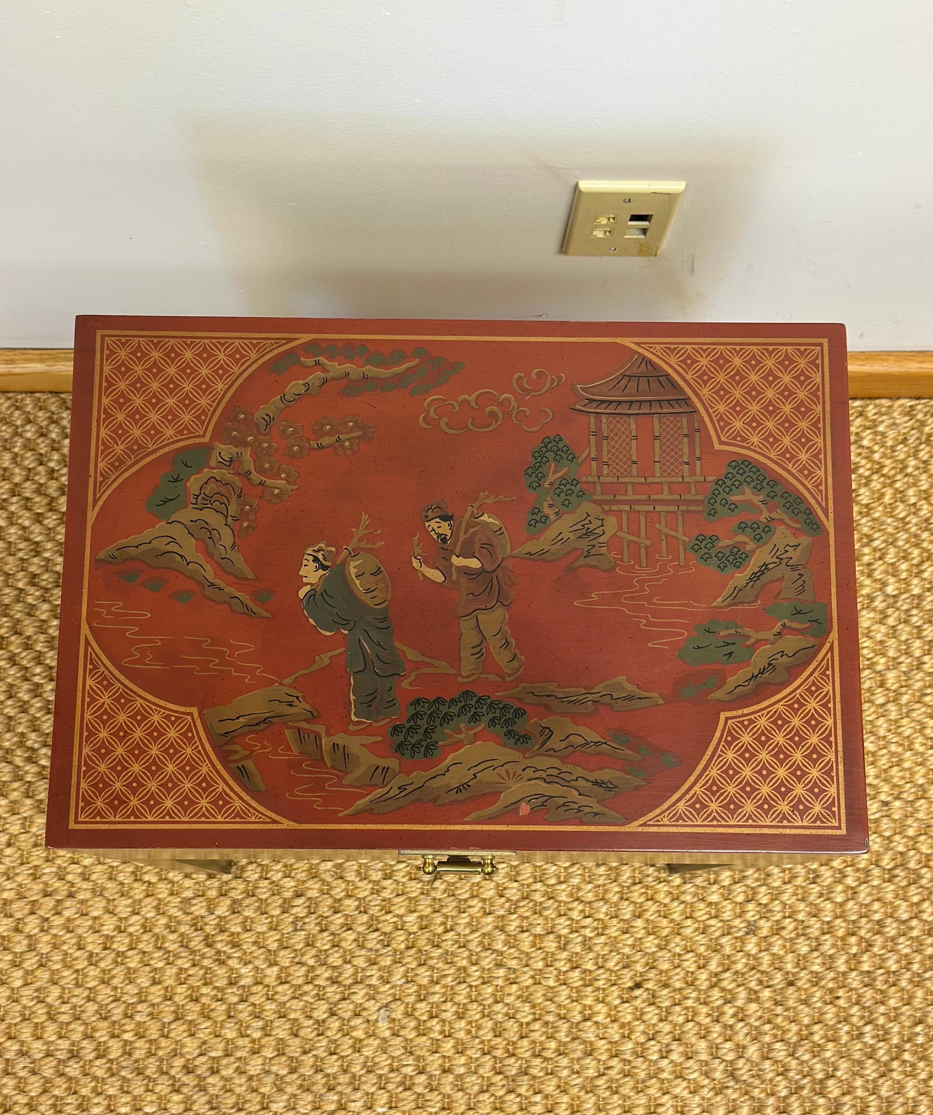 Cassapanca in ottone e lacca rossa Drexel Chinoiserie degli anni '70 su supporto in vendita 1