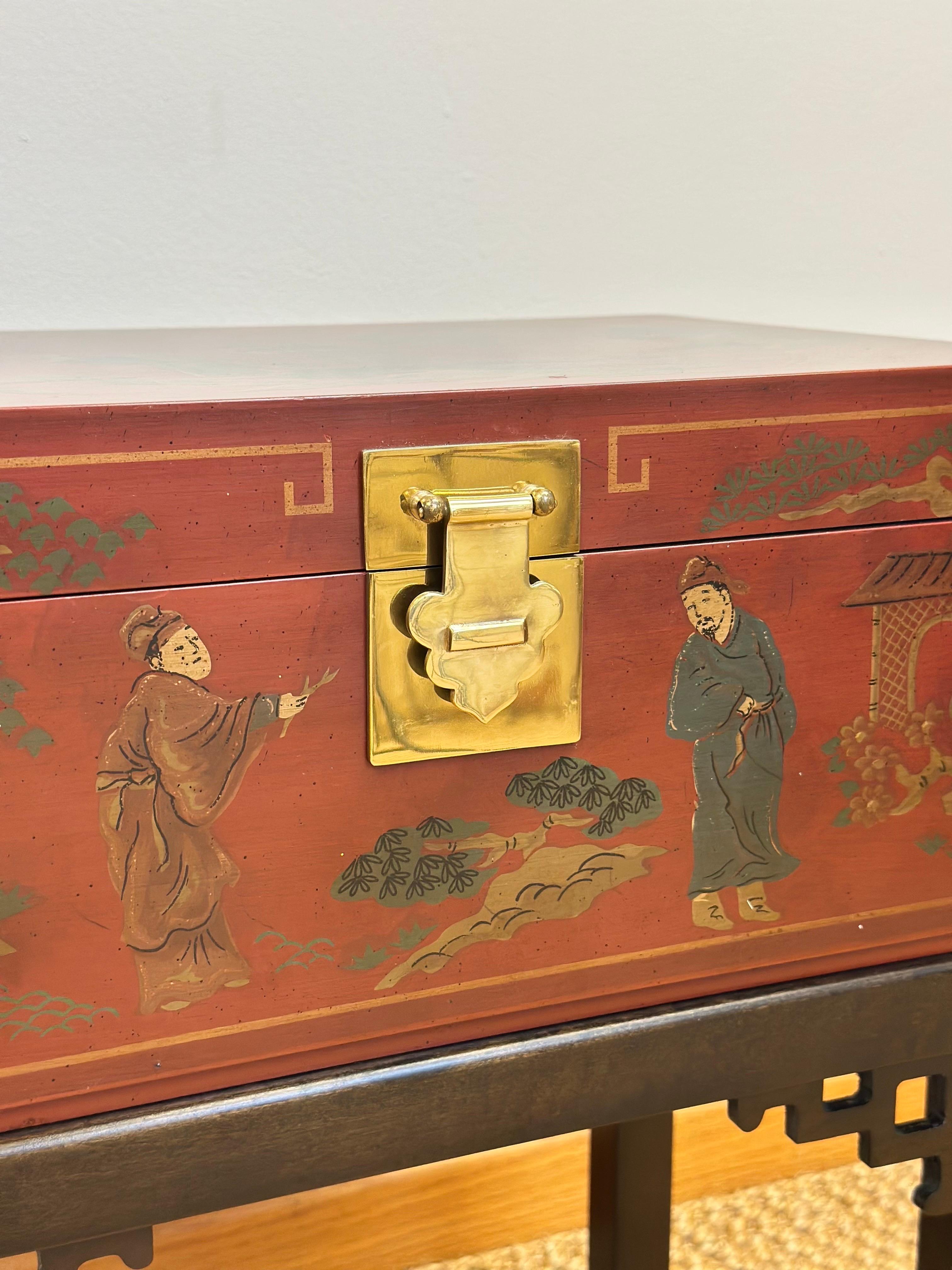 Cassapanca in ottone e lacca rossa Drexel Chinoiserie degli anni '70 su supporto in vendita 2