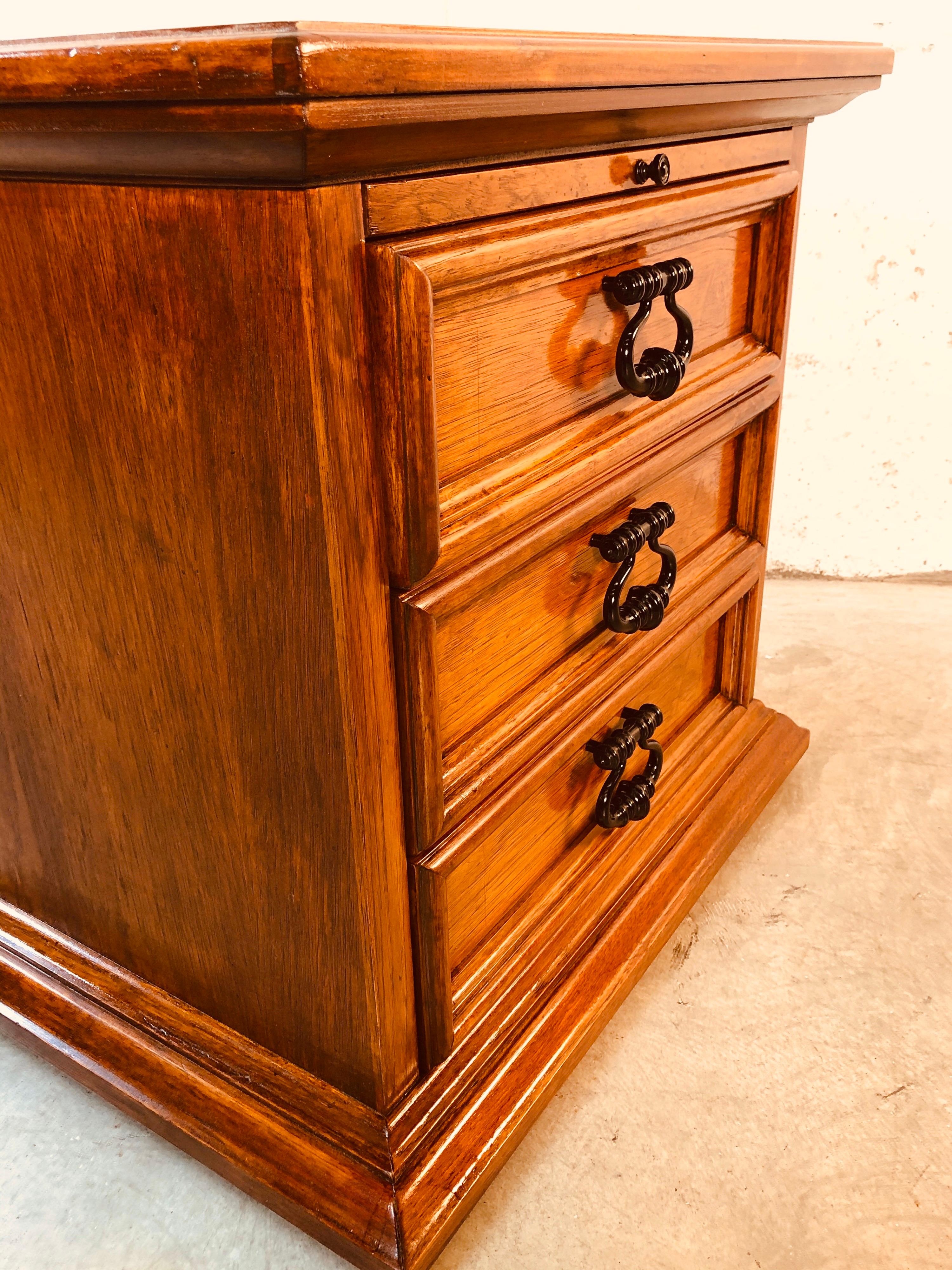 1970s Drexel Furniture Mahogany End Table For Sale 1