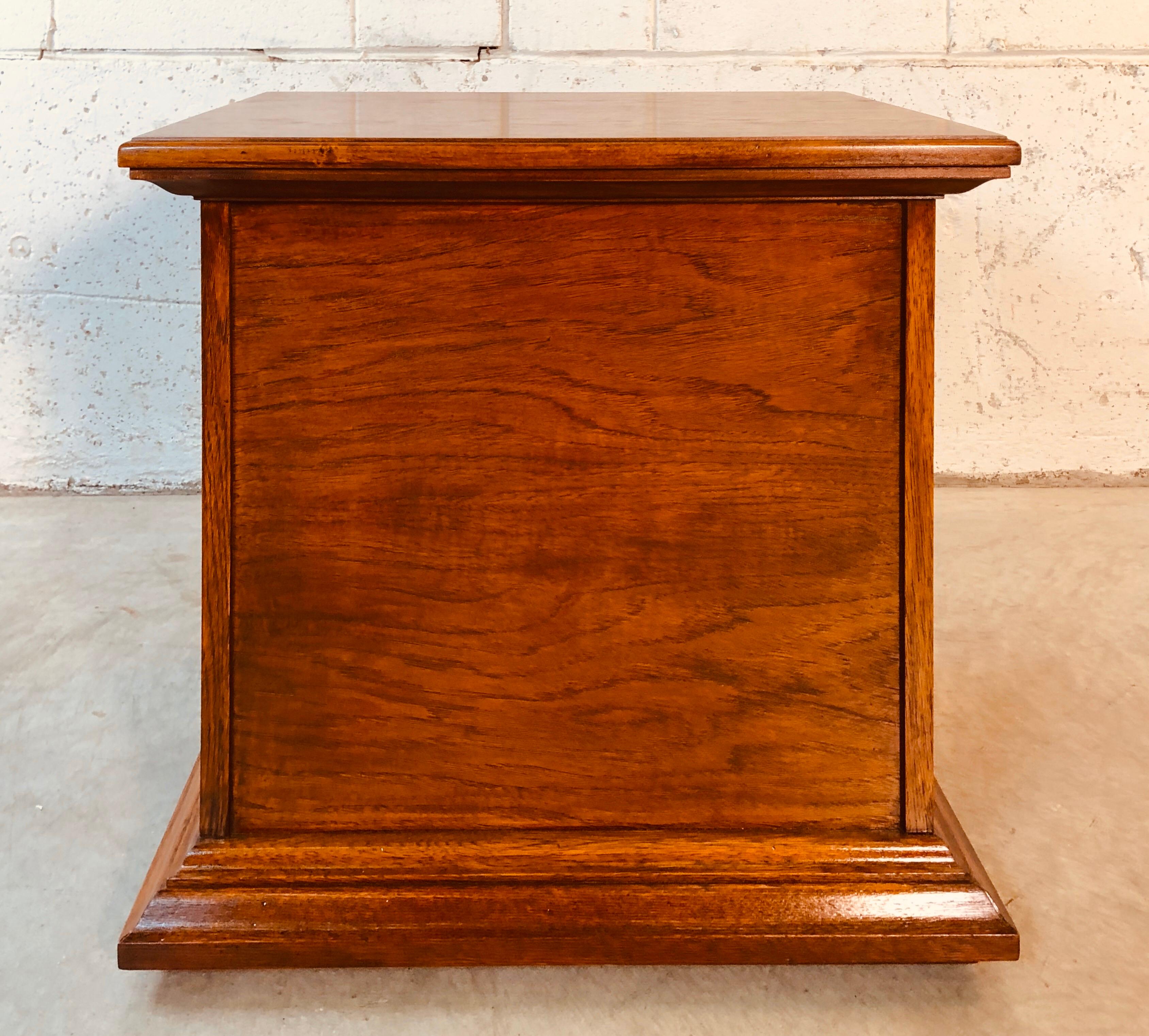 20th Century 1970s Drexel Furniture Mahogany End Table For Sale