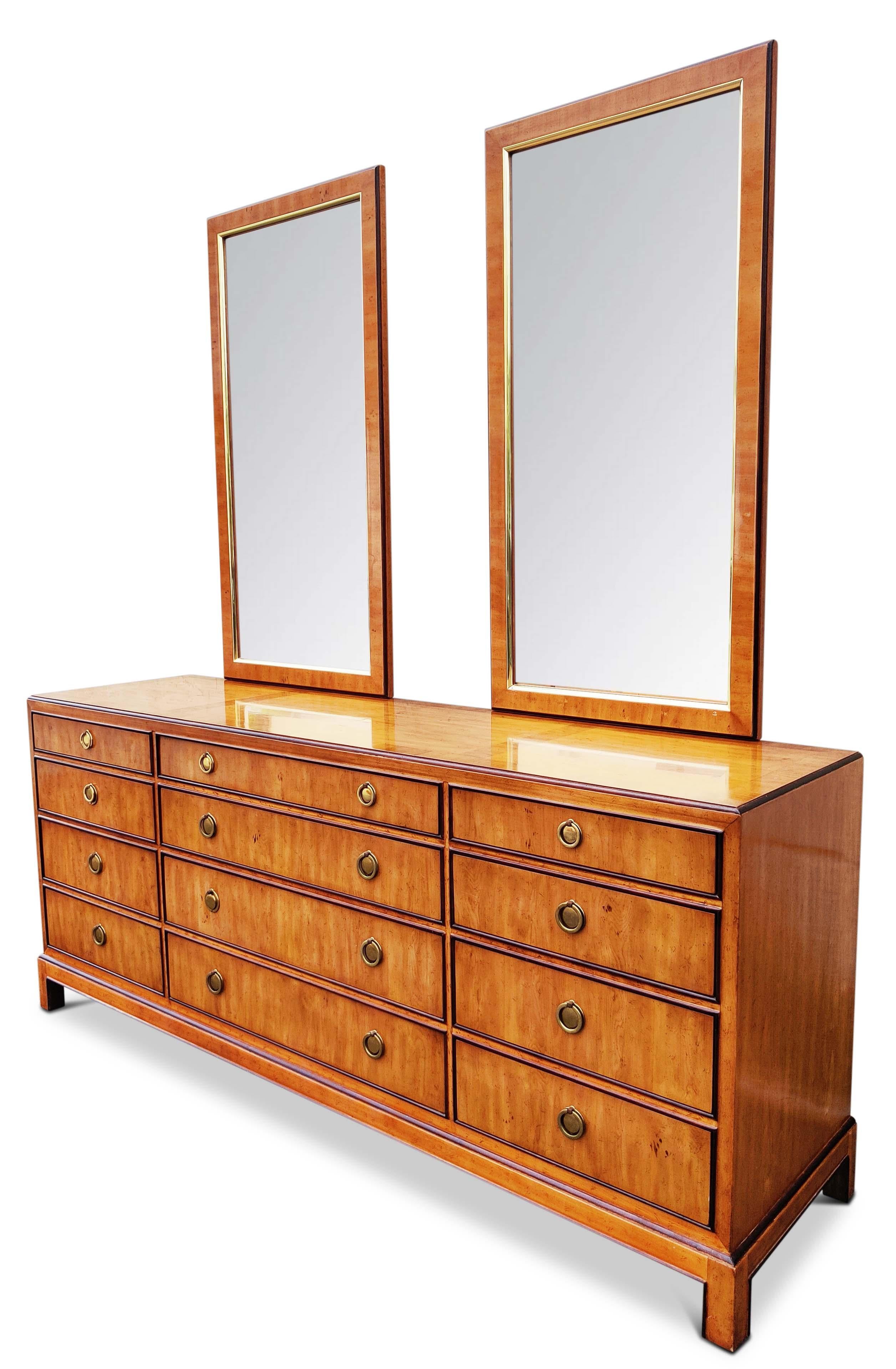 Américain Miroir commode à 9 tiroirs Drexel Heritage Hollywood Regency en bois de ronce et laiton des années 1970 en vente