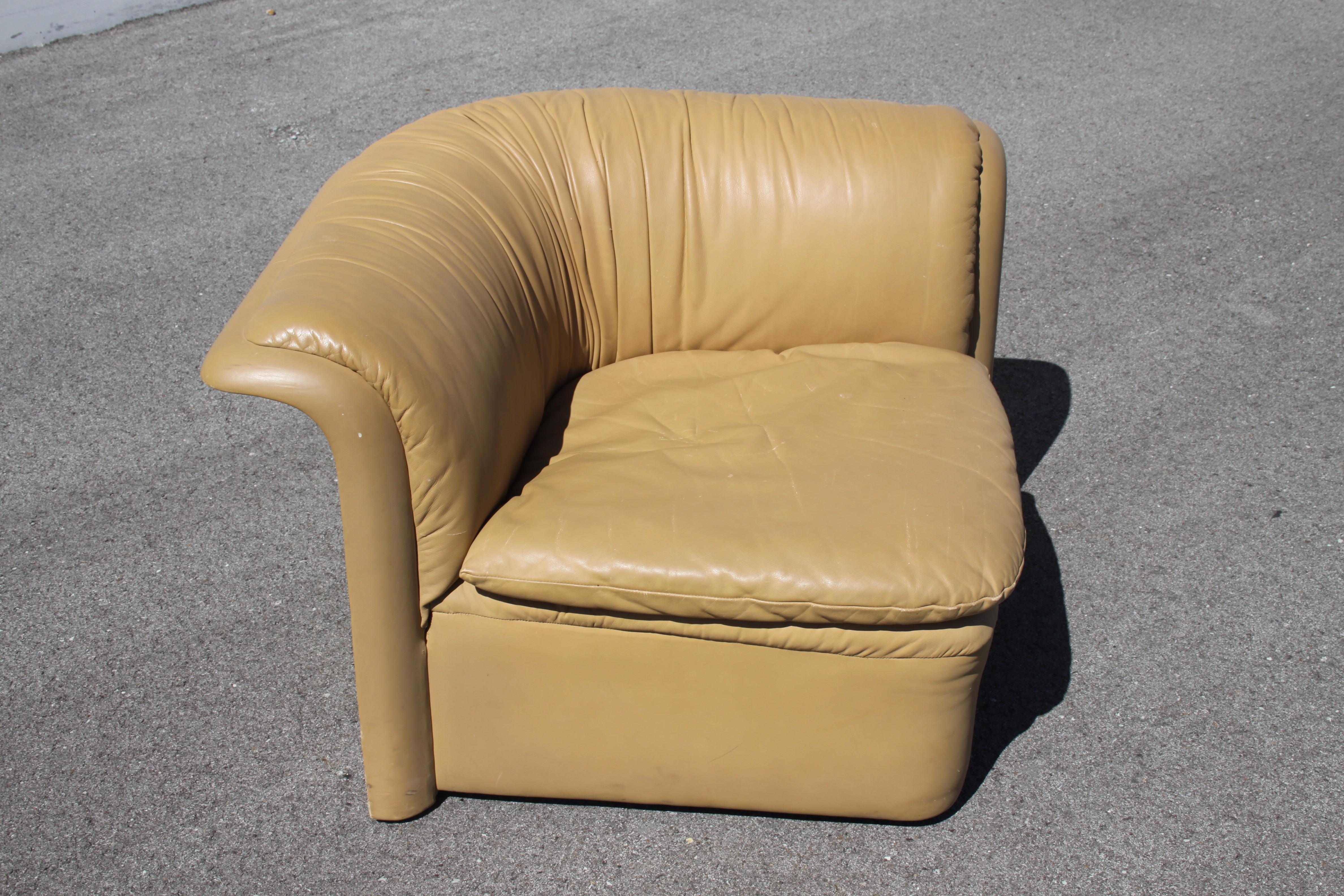 1970's Dennis Christiansen für Dunbar Gold Tone Leder Sofa Corner Wedge Chair im Angebot 3
