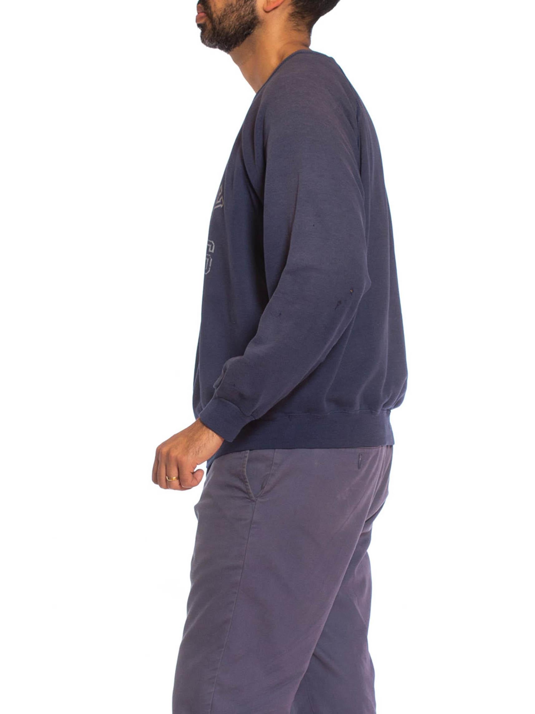 Noir Sweat-shirt de collège pour homme en poly/coton bleu poussière des années 1970 en vente