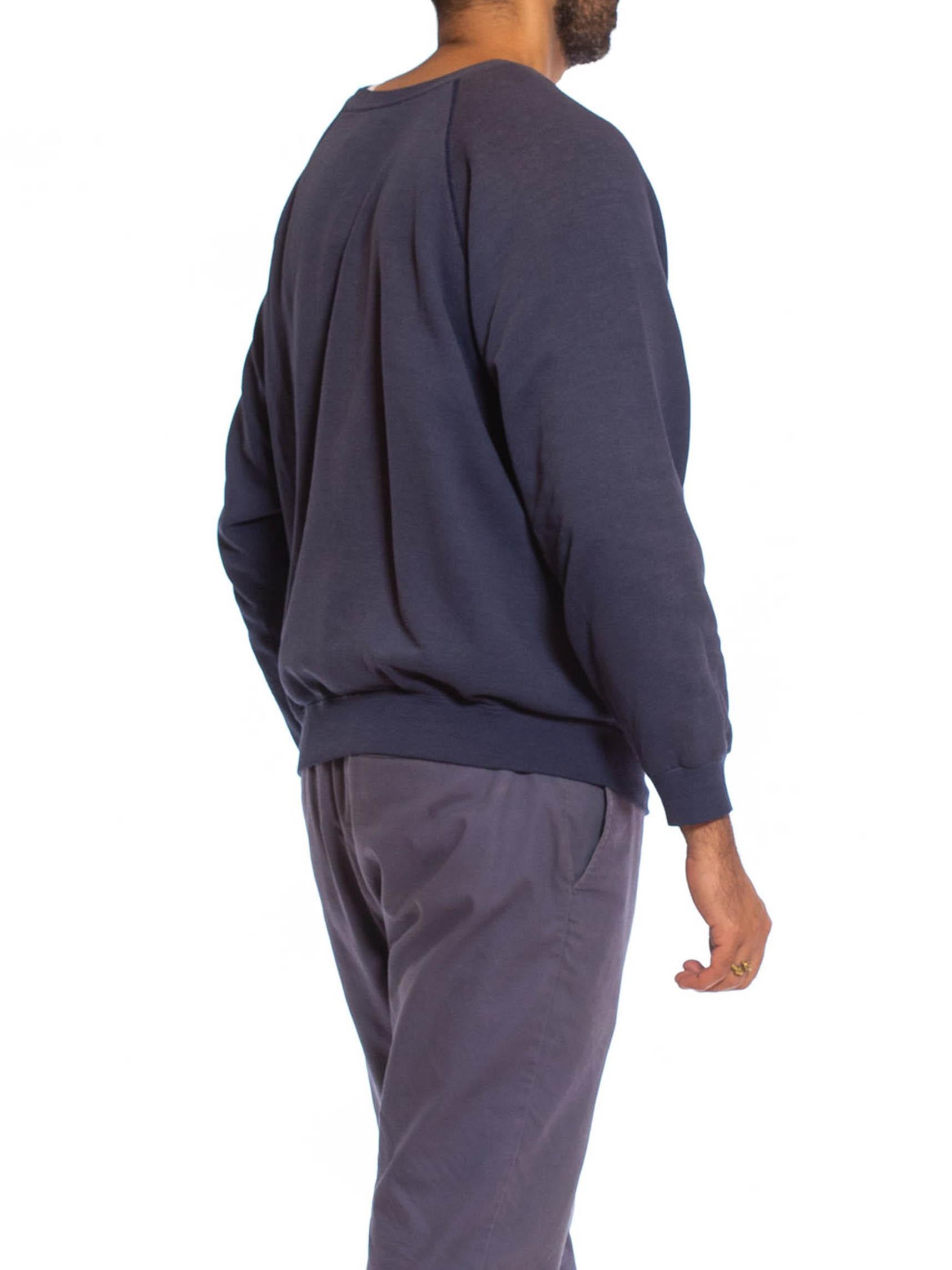 Sweat-shirt de collège pour homme en poly/coton bleu poussière des années 1970 Pour hommes en vente