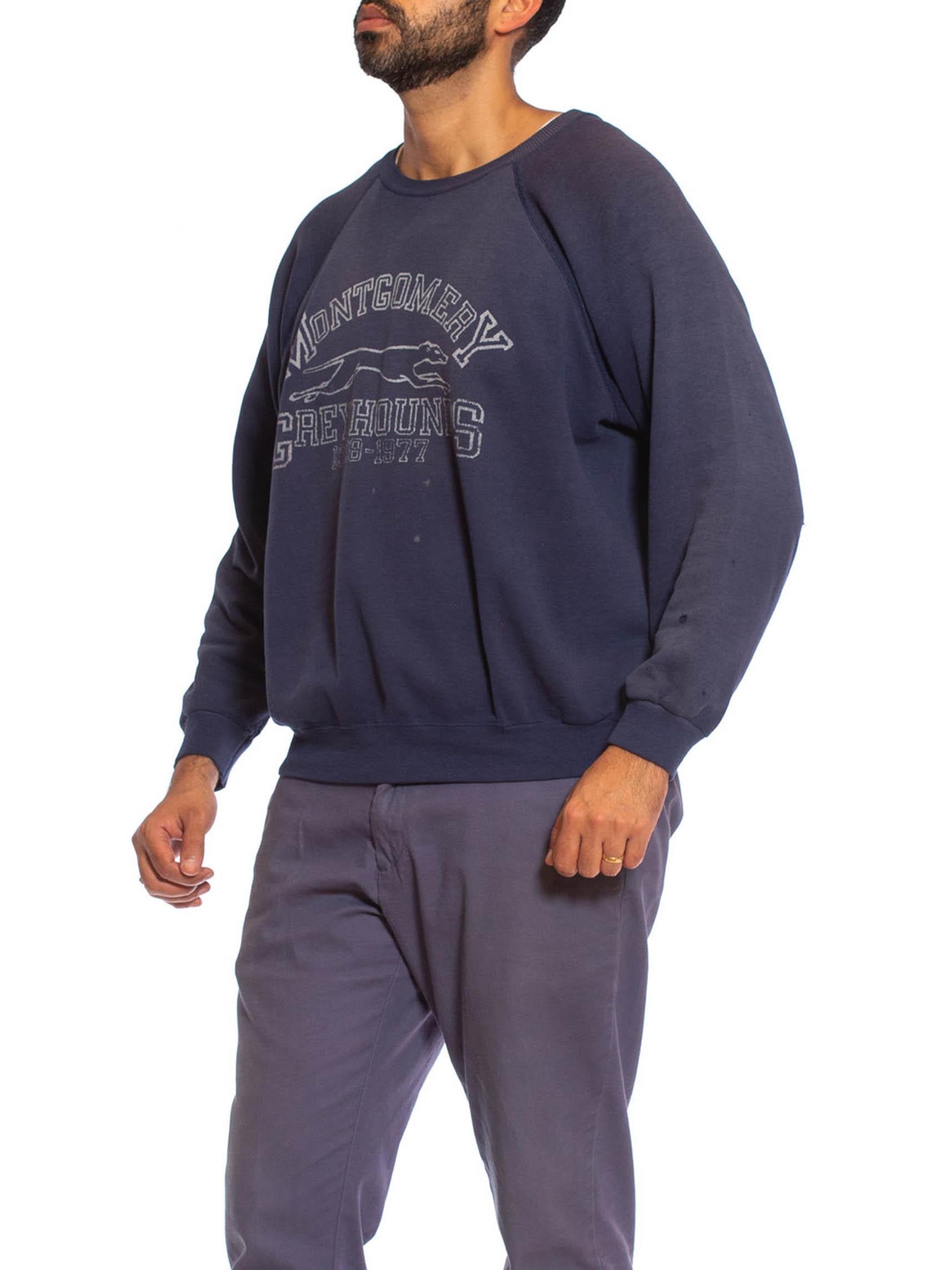 Sweat-shirt de collège pour homme en poly/coton bleu poussière des années 1970 en vente 1