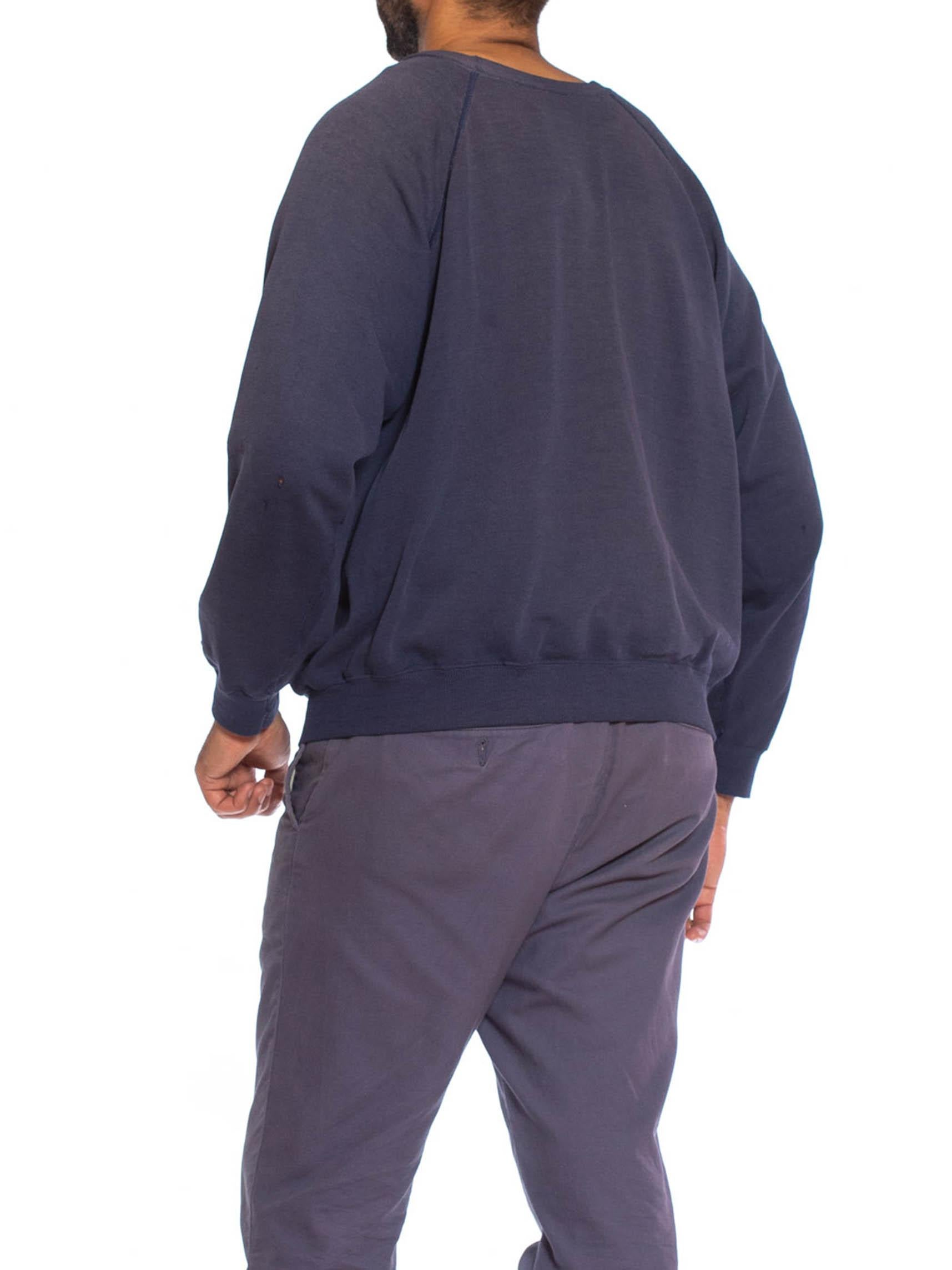 Sweat-shirt de collège pour homme en poly/coton bleu poussière des années 1970 en vente 2