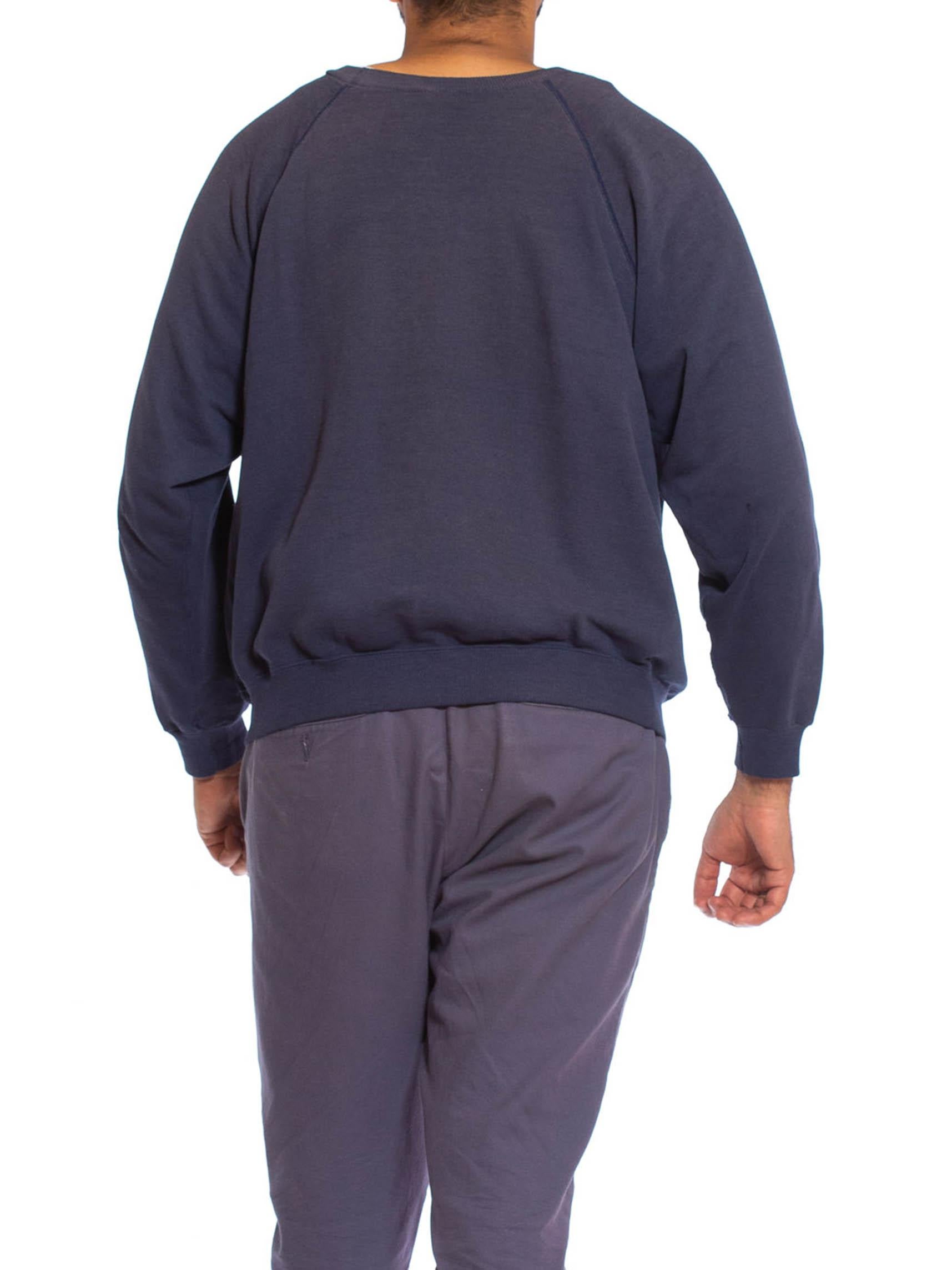 Sweat-shirt de collège pour homme en poly/coton bleu poussière des années 1970 en vente 3