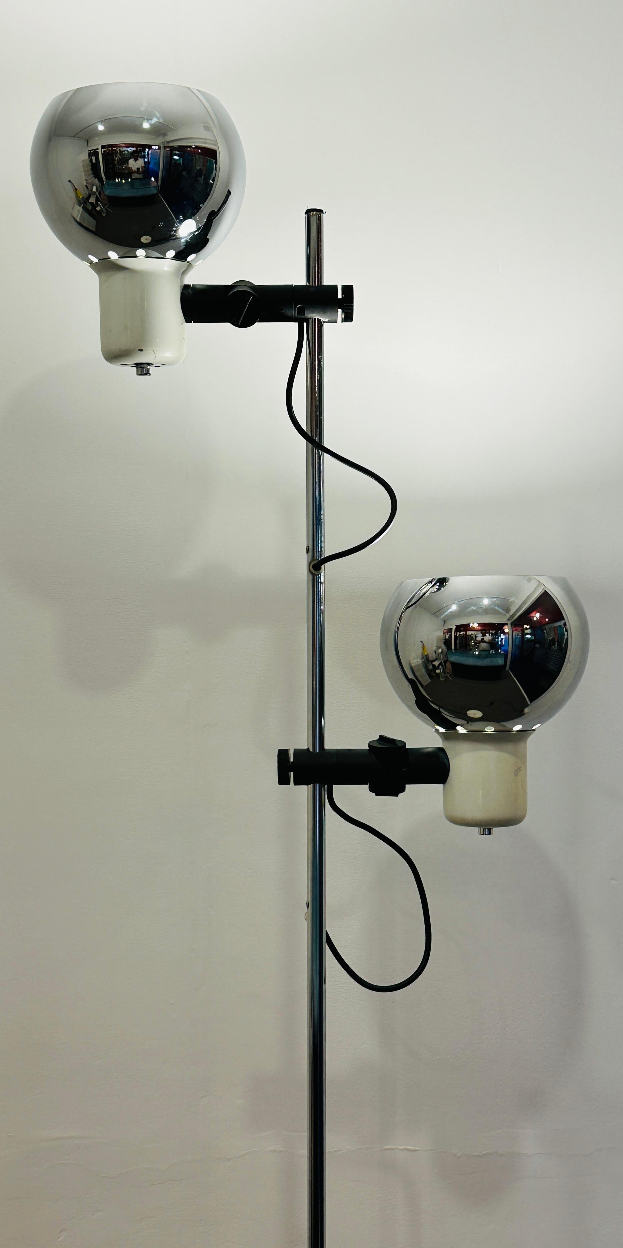 A functional and stylishly designed 1970s vintage chrome space-age two mushroom-shaped eyeball shade floor lamp   Manufactured by Herda in the Netherlands.  The two chromed-metal mushroom shaped eyeball spots are fully adjustable in any direction