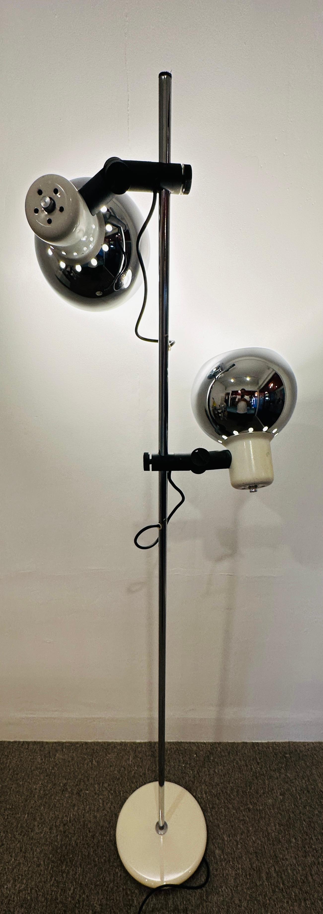 Néerlandais 1970s Dutch Herda Chrome Mushroom Eyeball Shade Space A Space Adjustable Floor Lamp en vente