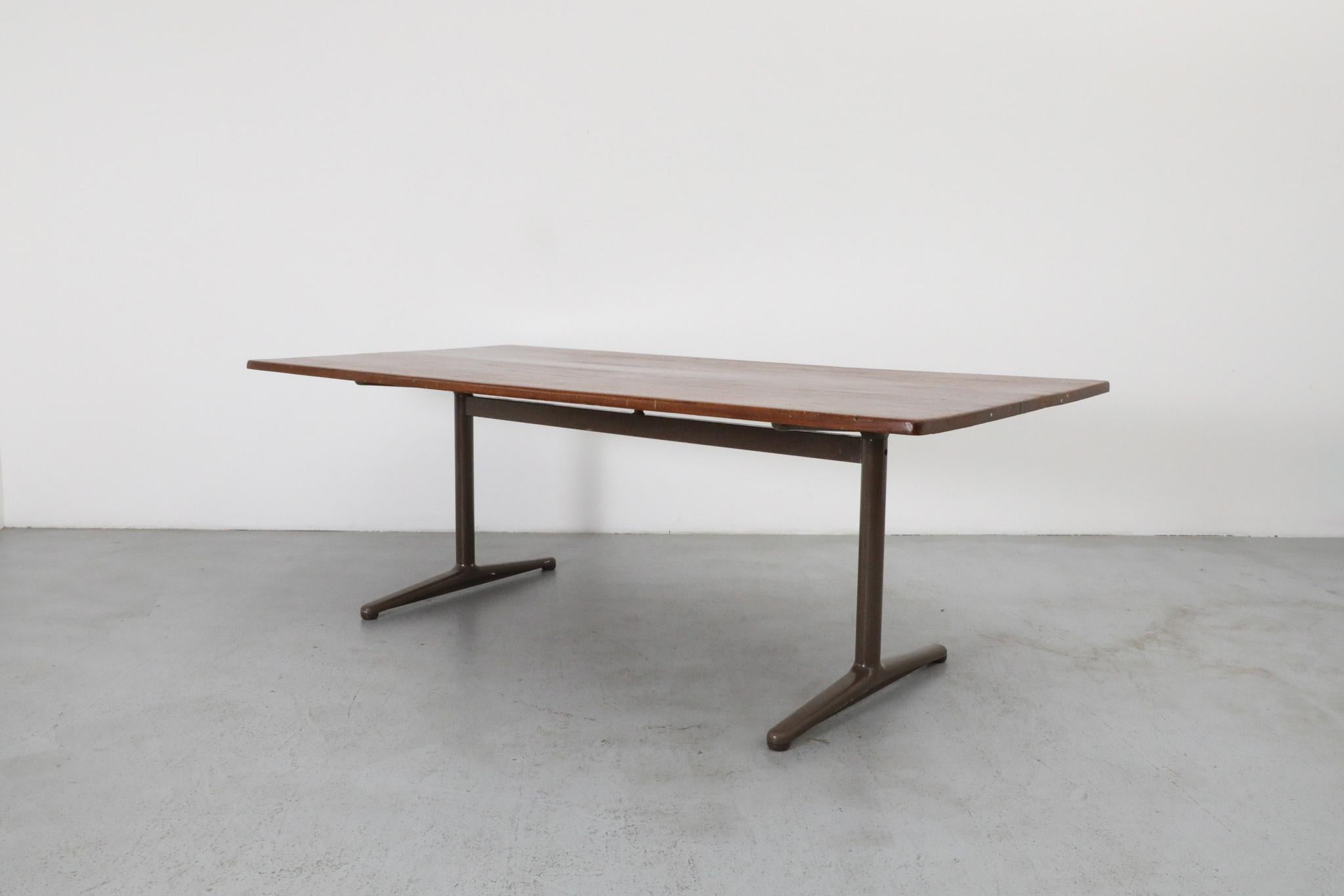 Mid-Century Modern Table industrielle hollandaise des années 1970 avec pieds émaillés bruns par Gispen en vente