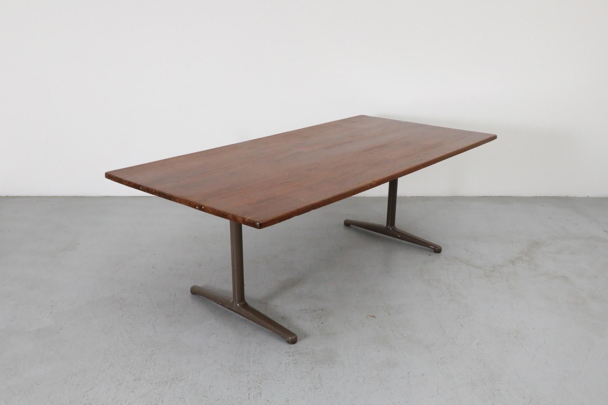 Table industrielle hollandaise des années 1970 avec pieds émaillés bruns par Gispen Bon état - En vente à Los Angeles, CA