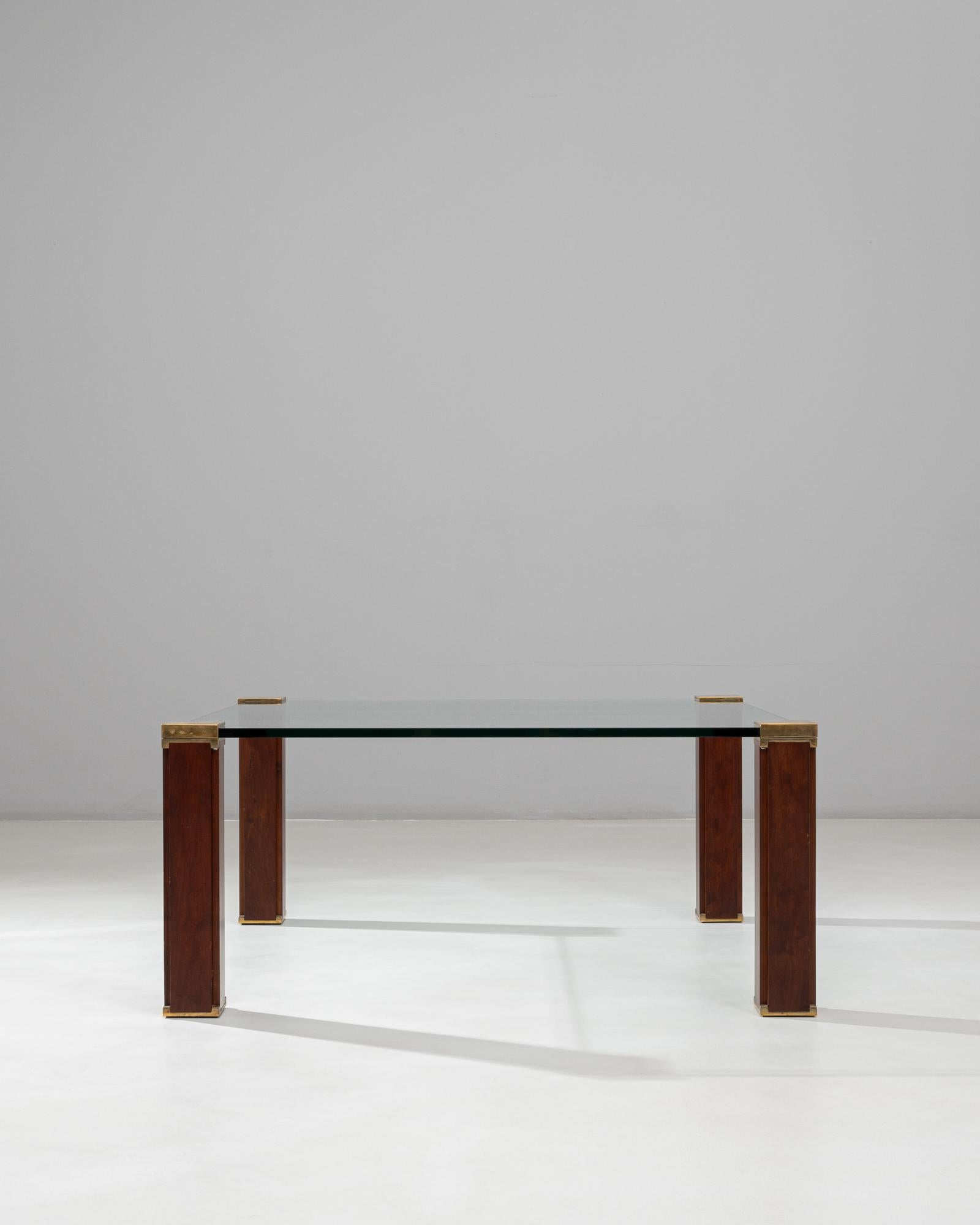 Dieser niederländische T66 Couchtisch von Peter Ghyczy aus den 1970er Jahren ist ein Beispiel für die innovative Herangehensweise des Designers an die modernistische Konstruktion und das Gleichgewicht der Materialien. Die beträchtliche quadratische